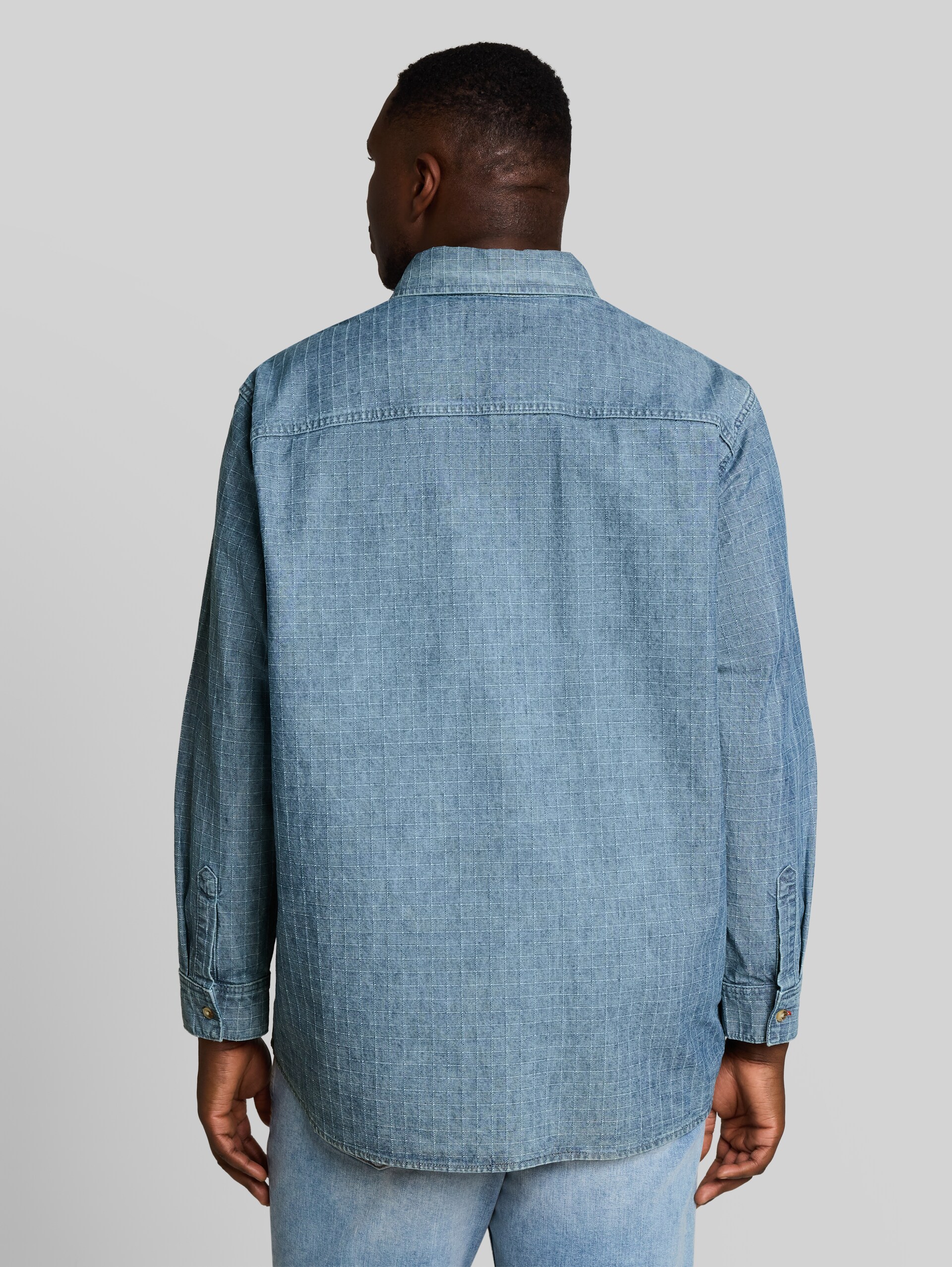 Plus Size - spijkerblouse met borstzak - mid blue denim check - Neklijn model-achteraanzicht
