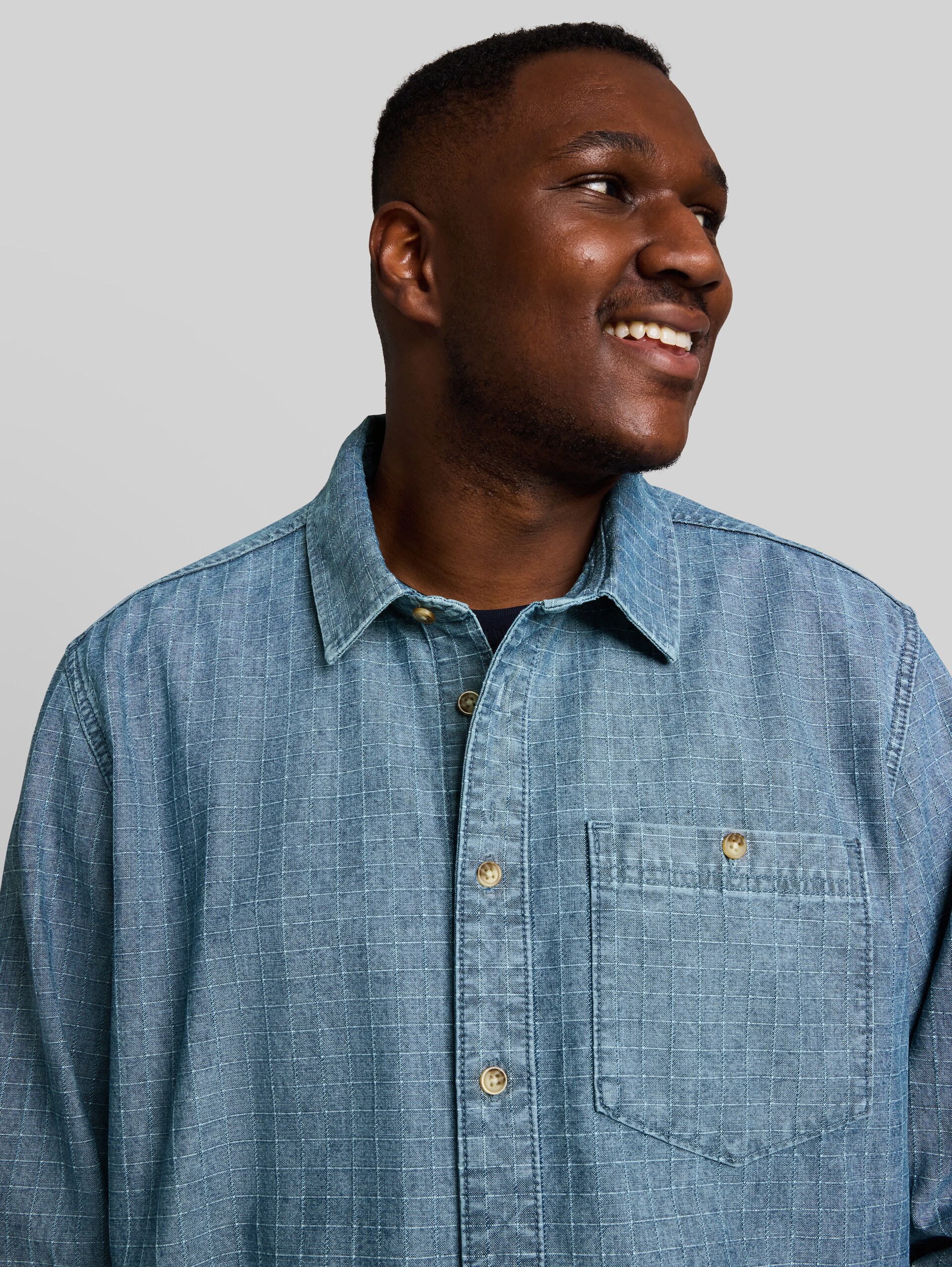 Plus Size - spijkerblouse met borstzak - mid blue denim check - Detailaanzicht model