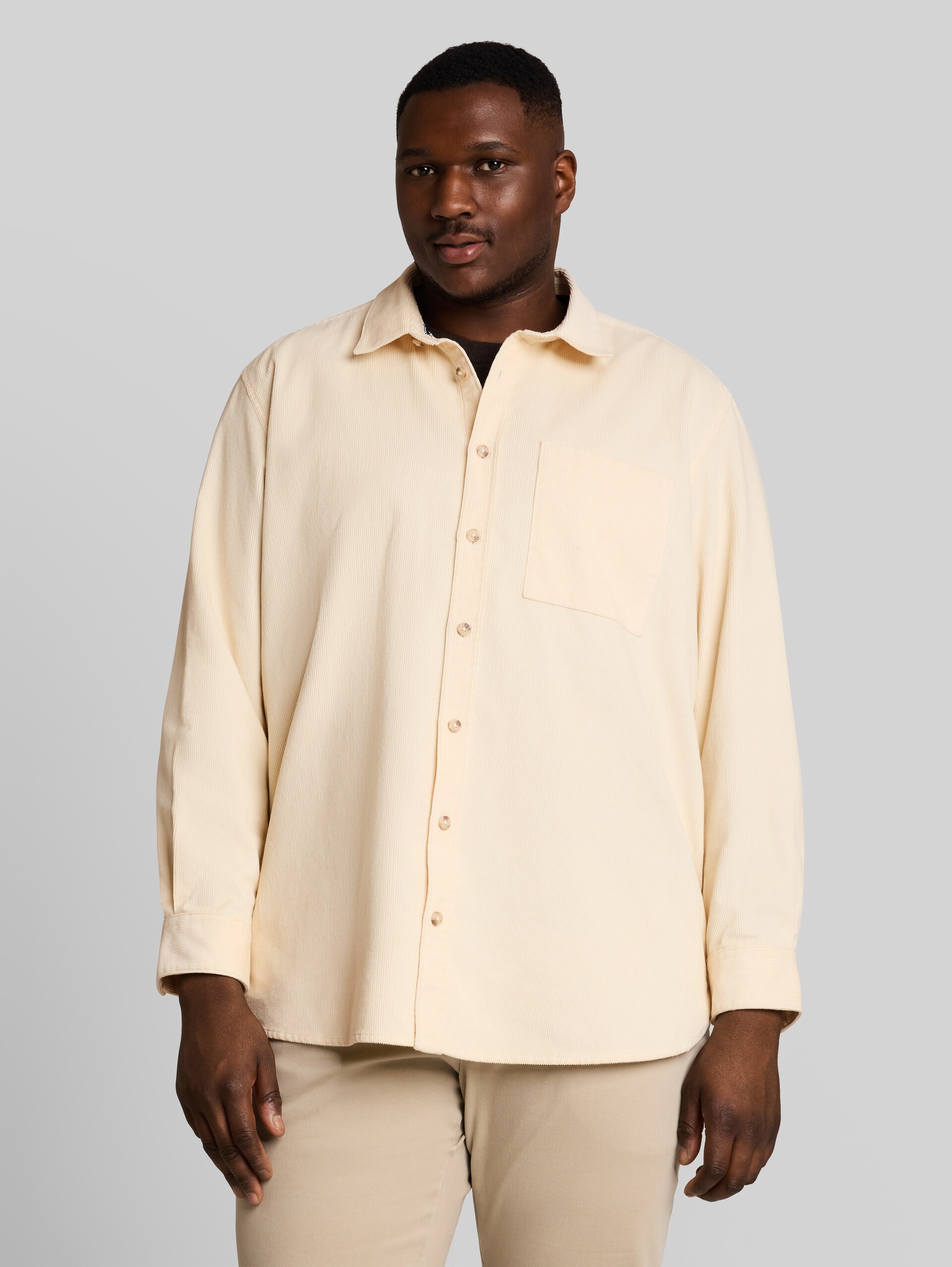 Plus Size - Corduroy overhemd met borstzak - Gardenia White - Nek model vooraanzicht