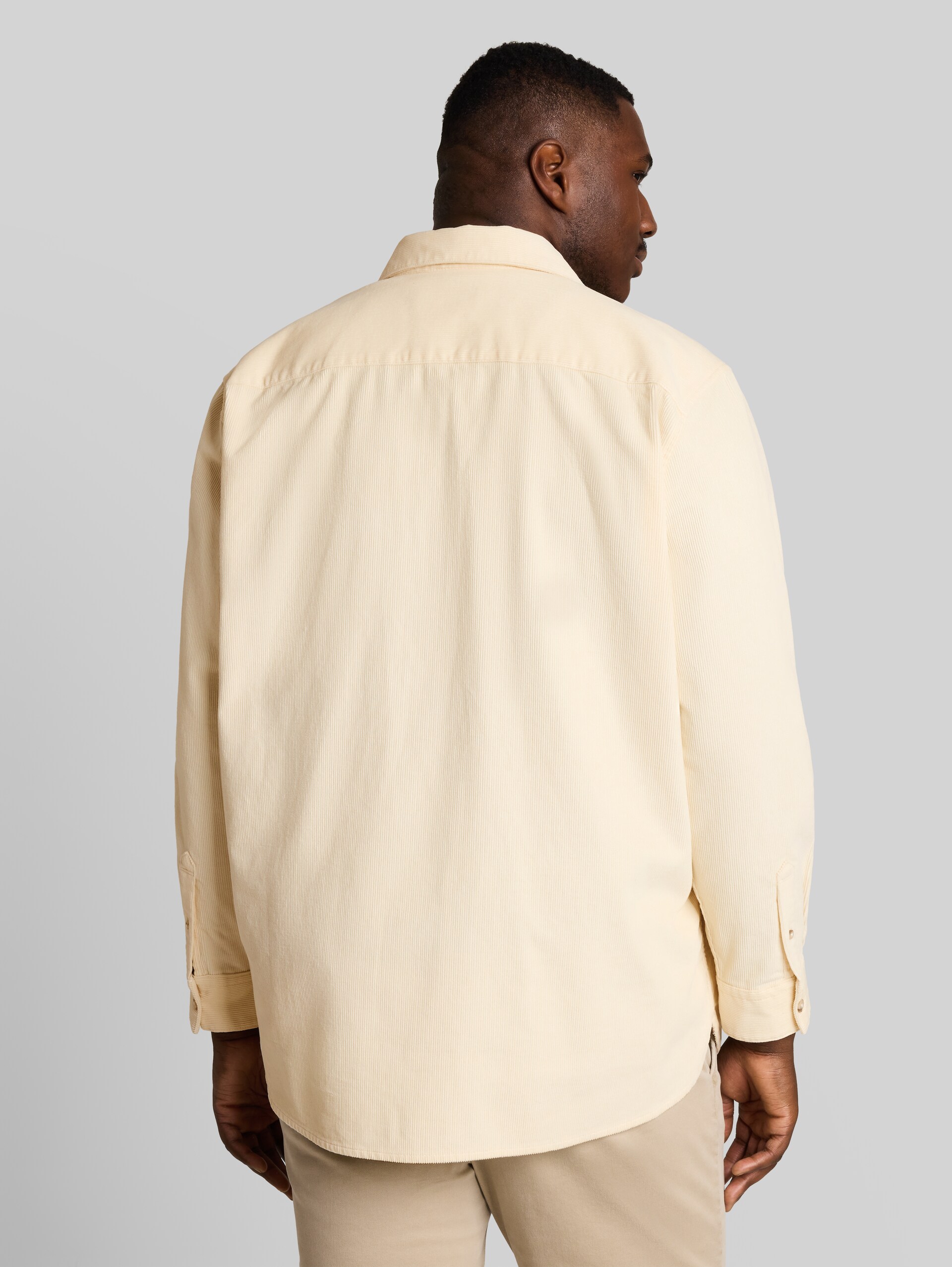 Plus Size - Corduroy overhemd met borstzak - Gardenia White - Neklijn model-achteraanzicht