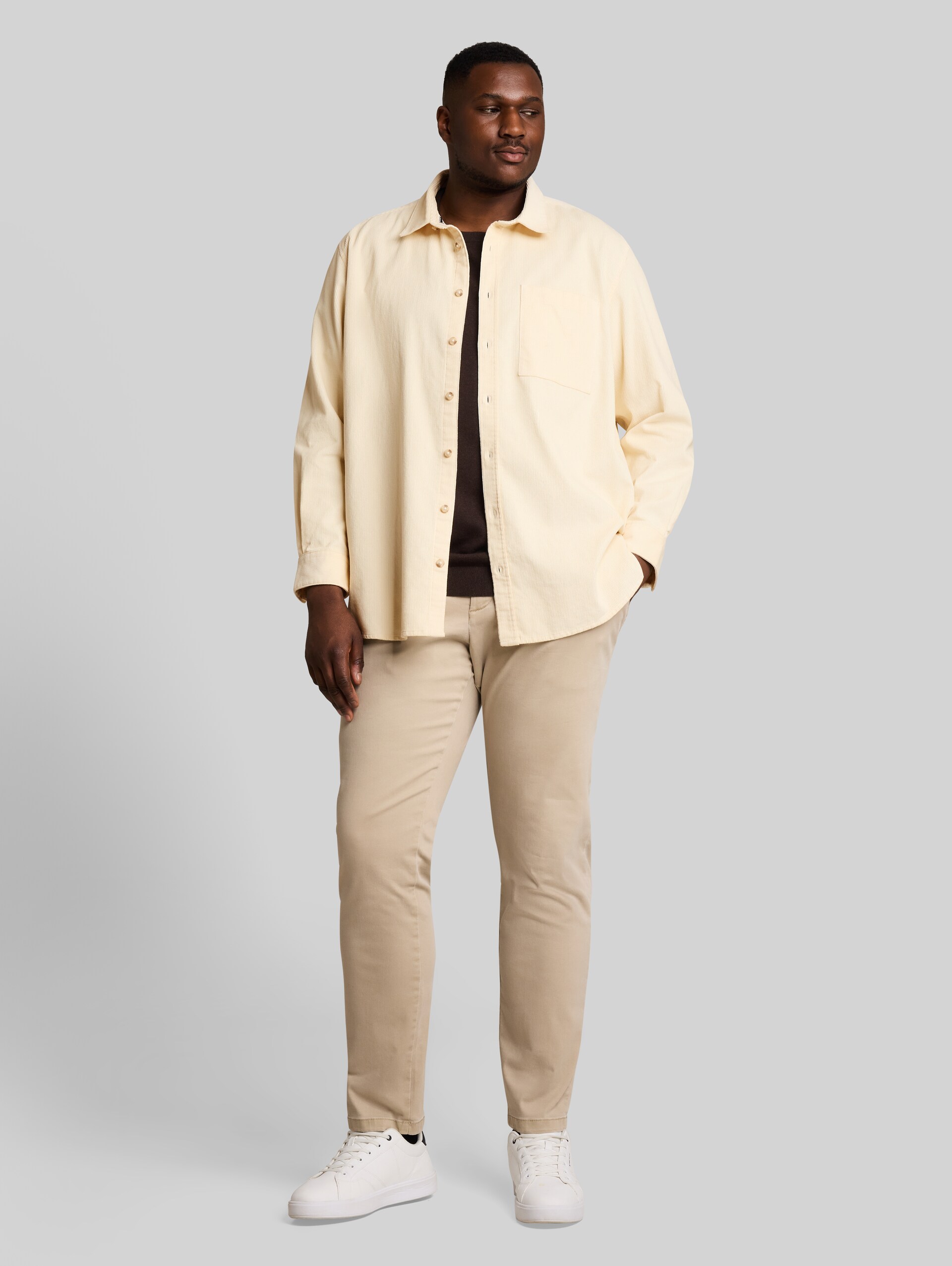 Plus Size - Corduroy overhemd met borstzak - Gardenia White - Model vooraanzicht