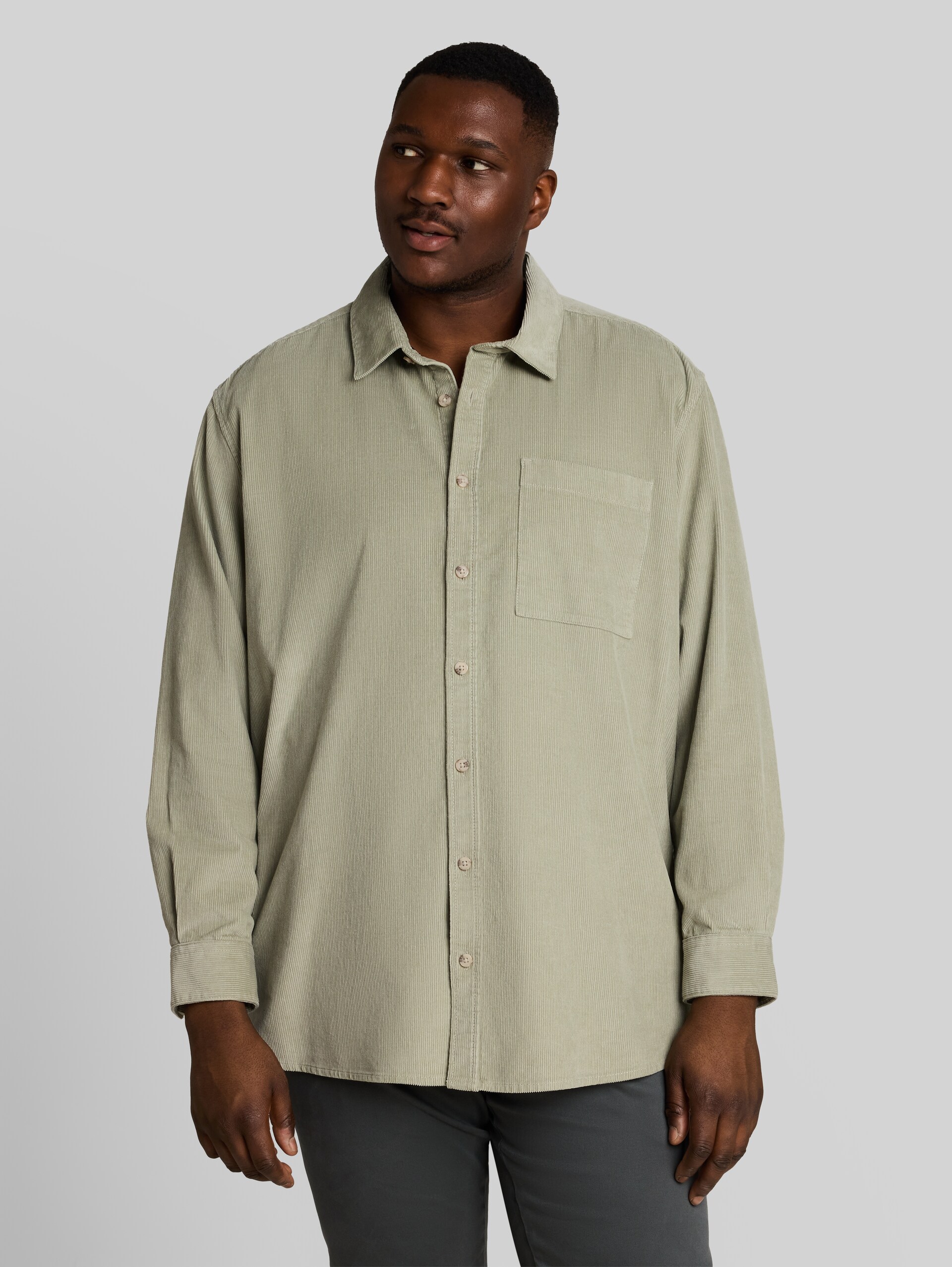 Plus Size - Corduroy overhemd met borstzak - iron mint - Nek model vooraanzicht