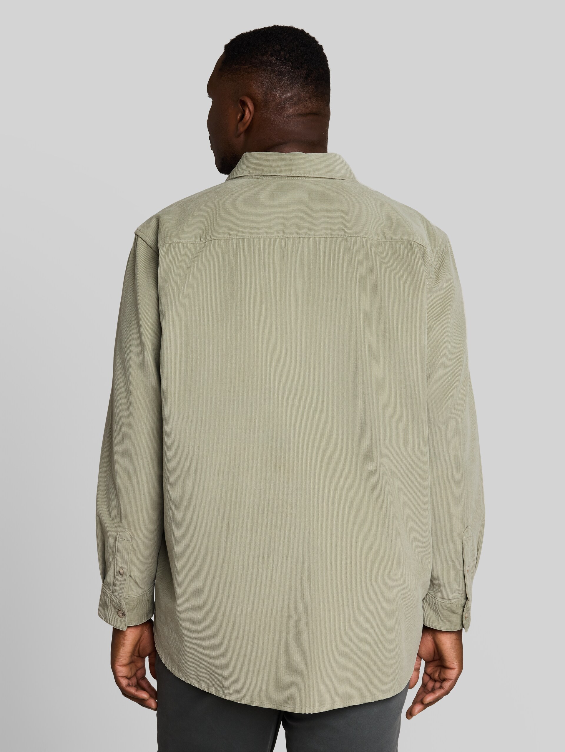 Plus Size - Corduroy overhemd met borstzak - iron mint - Neklijn model-achteraanzicht