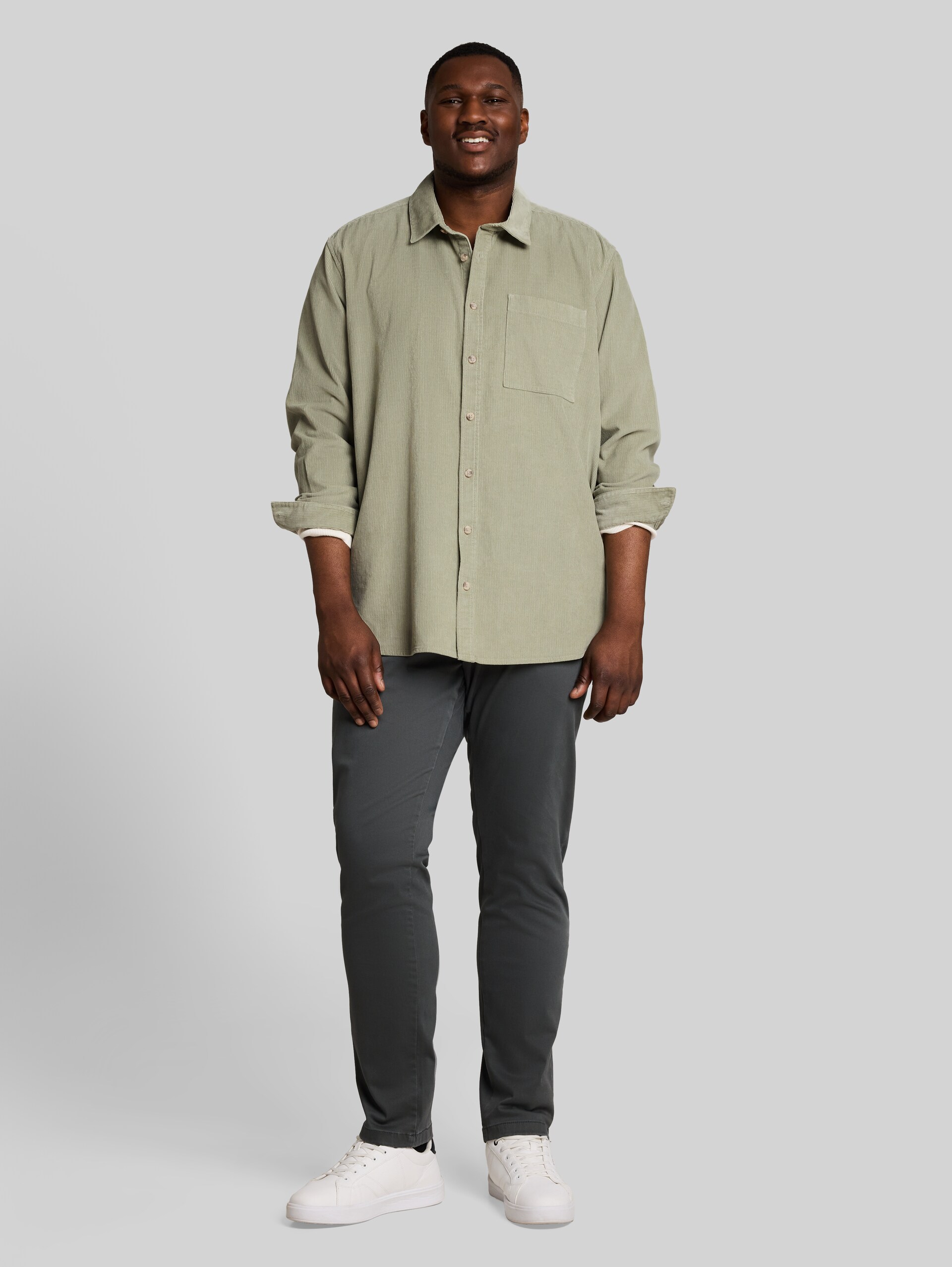 Plus Size - Corduroy overhemd met borstzak - iron mint - Model vooraanzicht