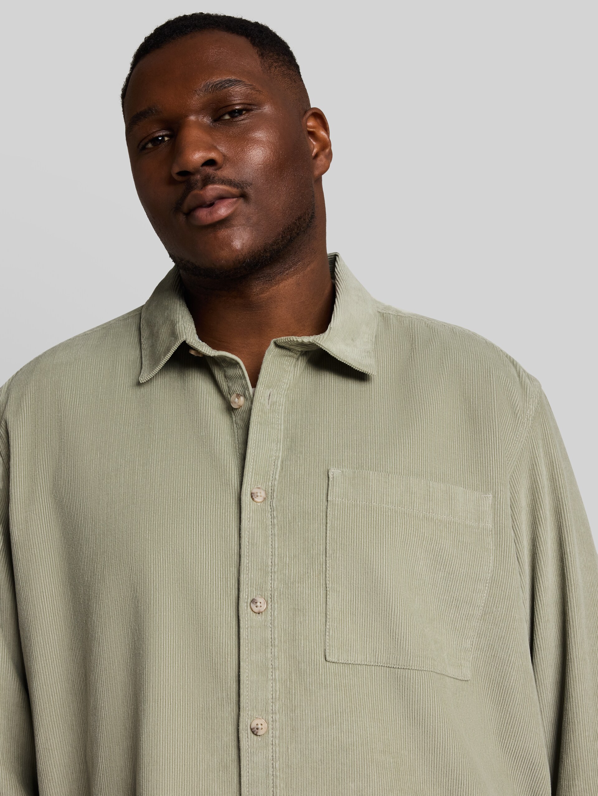 Plus Size - Corduroy overhemd met borstzak - iron mint - Detailaanzicht model