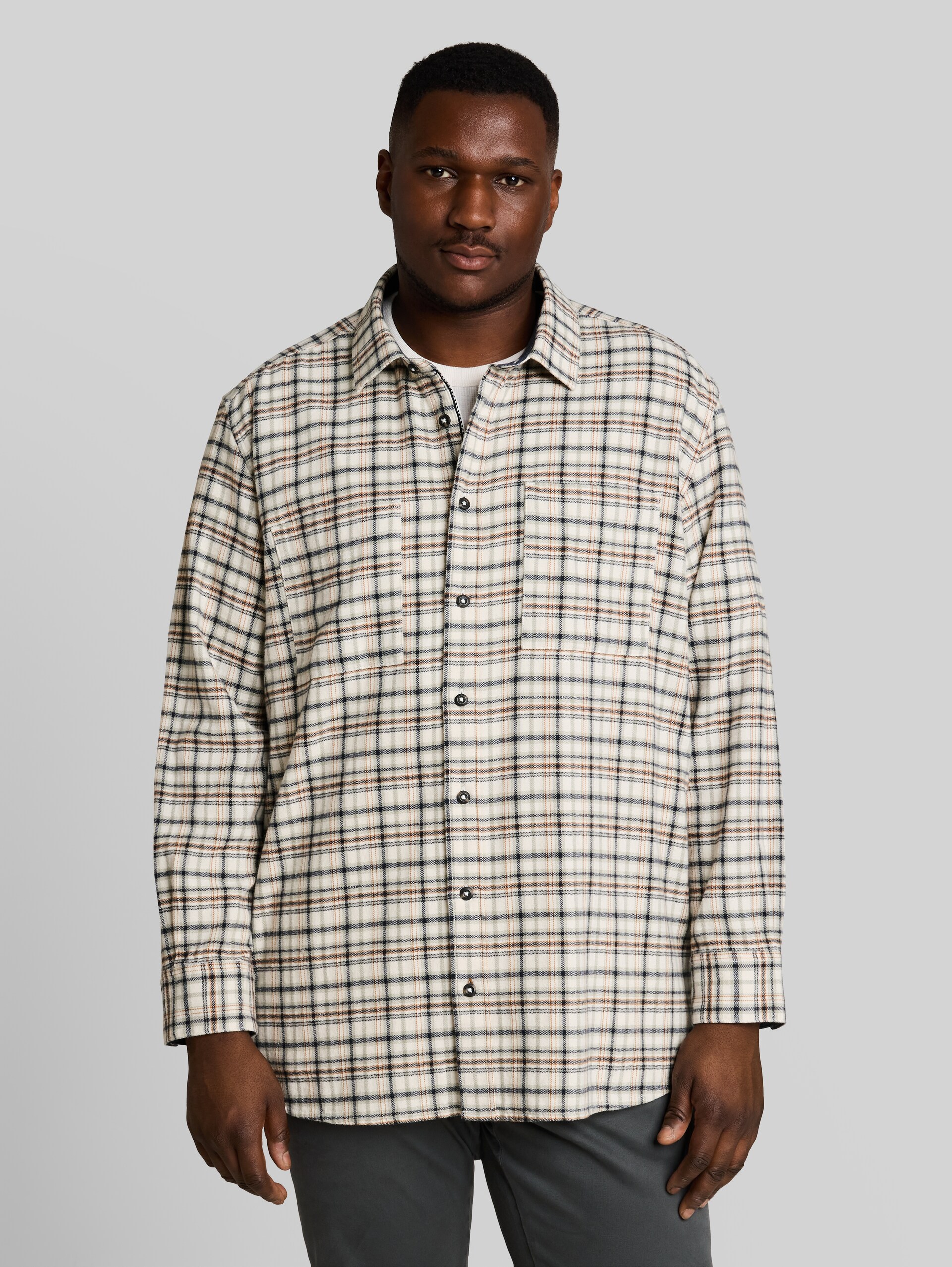 Plus Size - Flanell-Hemd mit Karomuster - white based mint check - Ausschnitt Model-Vorderansicht