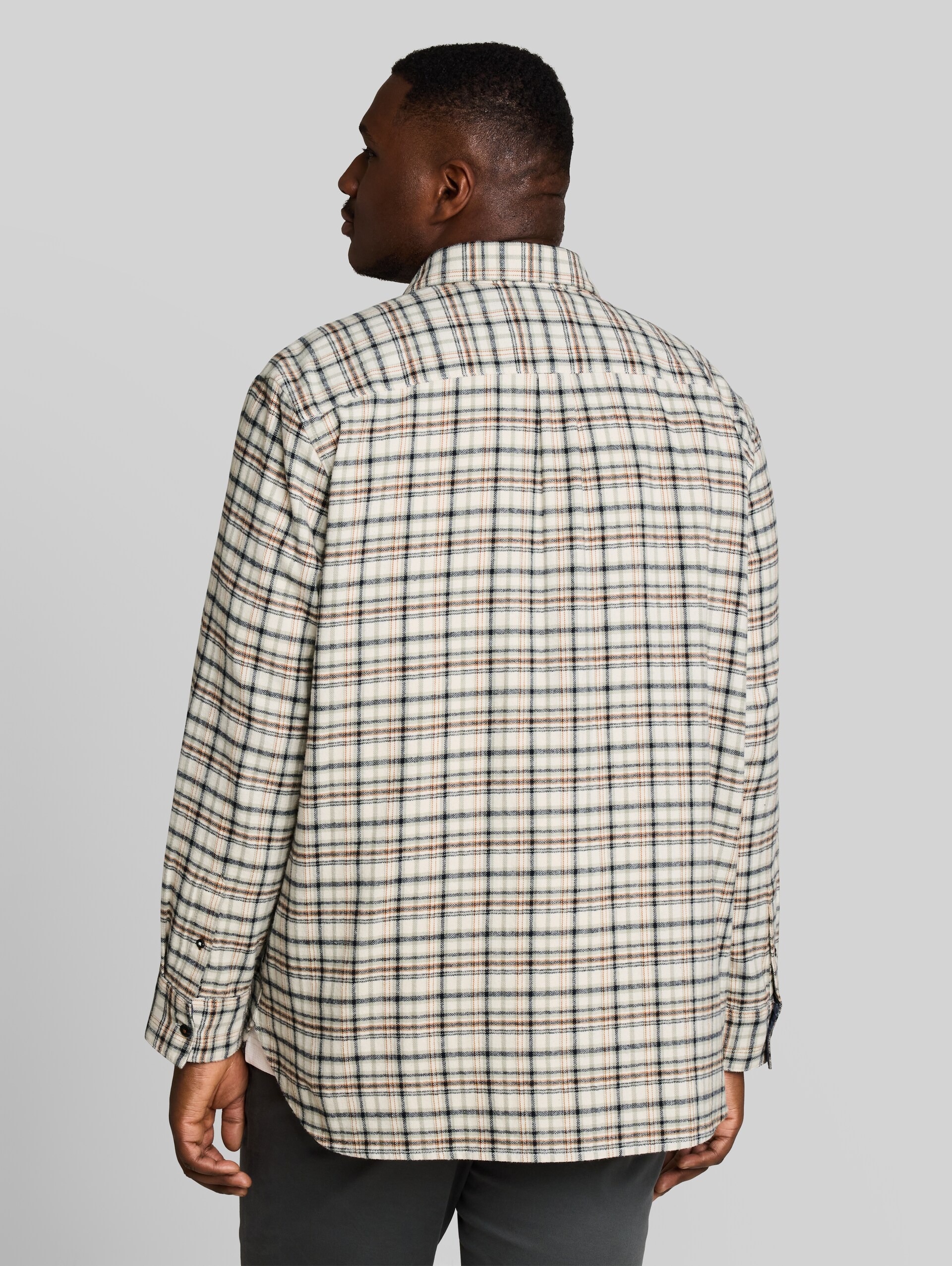 Plus Size - Flanell-Hemd mit Karomuster - white based mint check - Auschnitt Model-Rückansicht