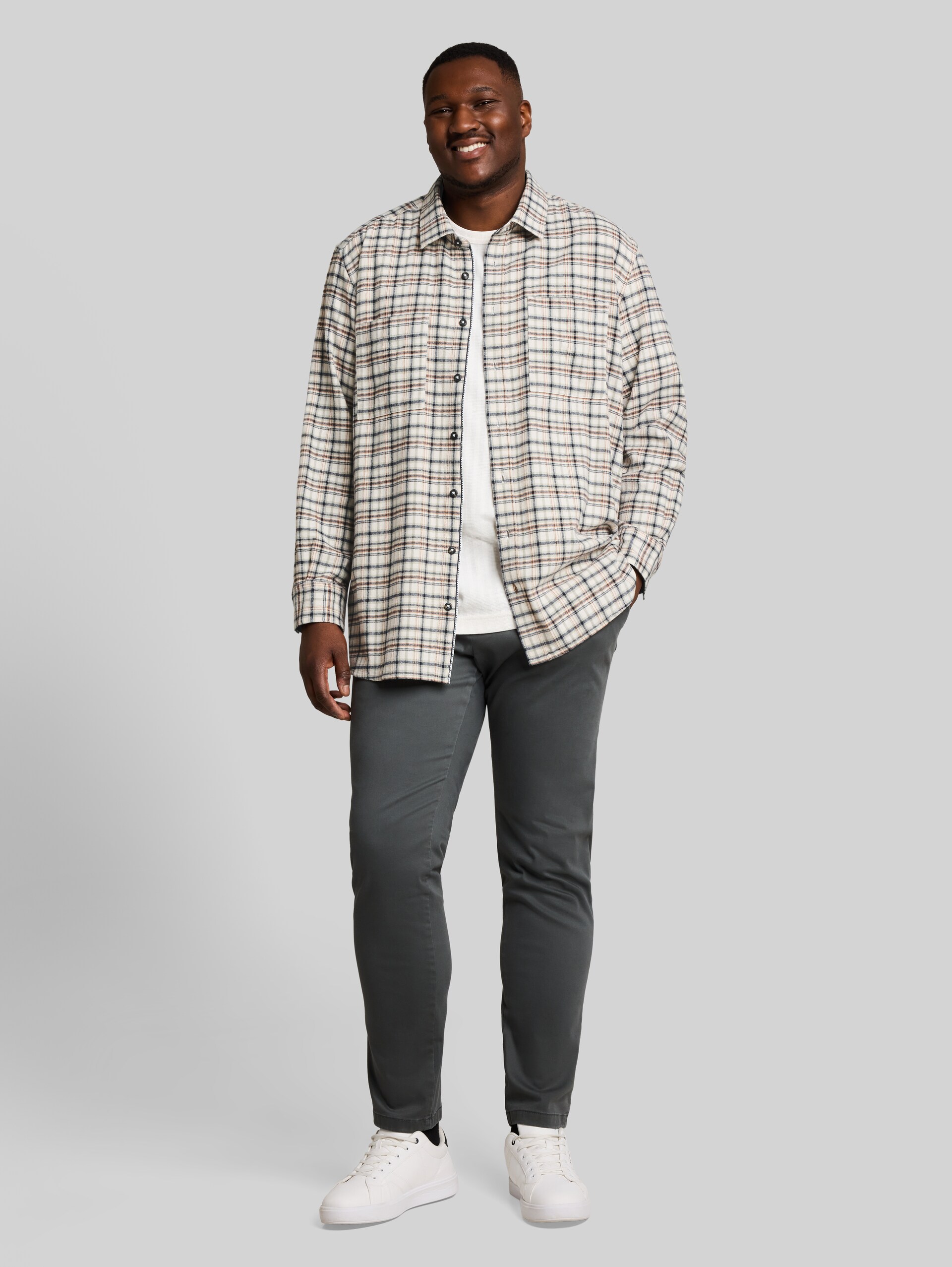 Plus Size - Flanell-Hemd mit Karomuster - white based mint check - Model-Vorderansicht