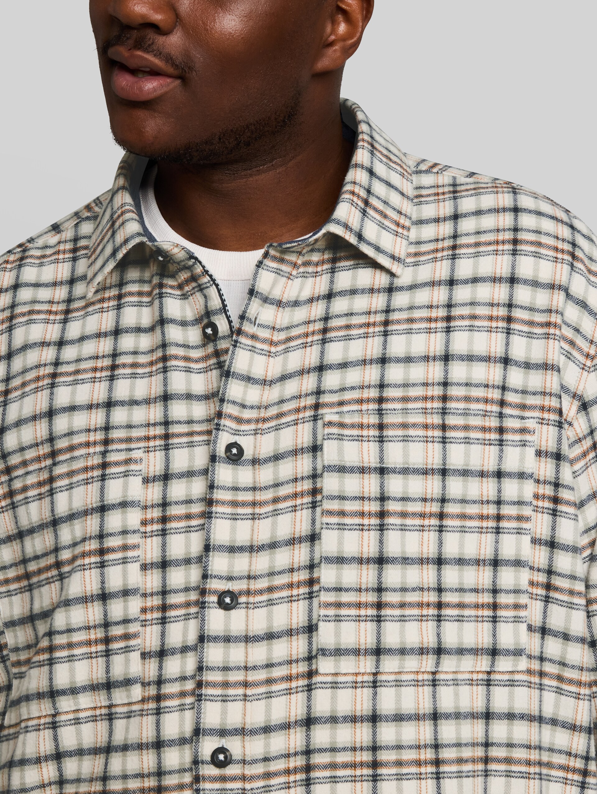 Plus Size - Flanell-Hemd mit Karomuster - white based mint check - Detail-Model-Ansicht