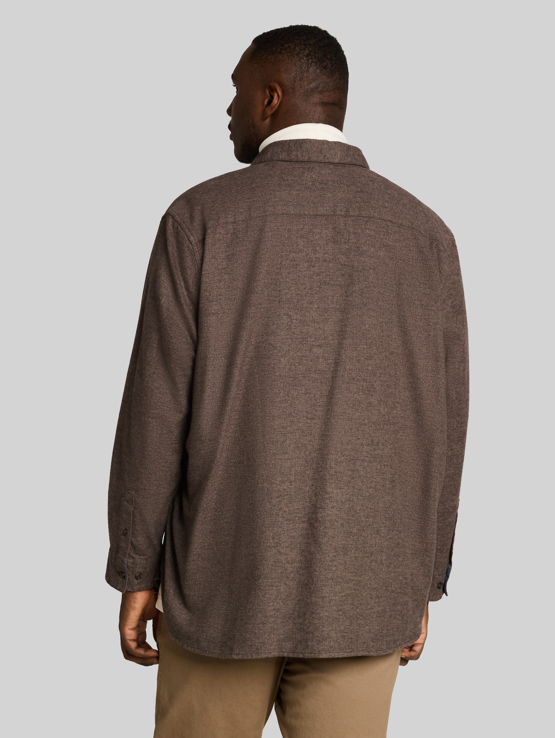 Plus Size - Flanell-Hemd mit Brusttasche - brown grindle structure - Auschnitt Model-Rückansicht