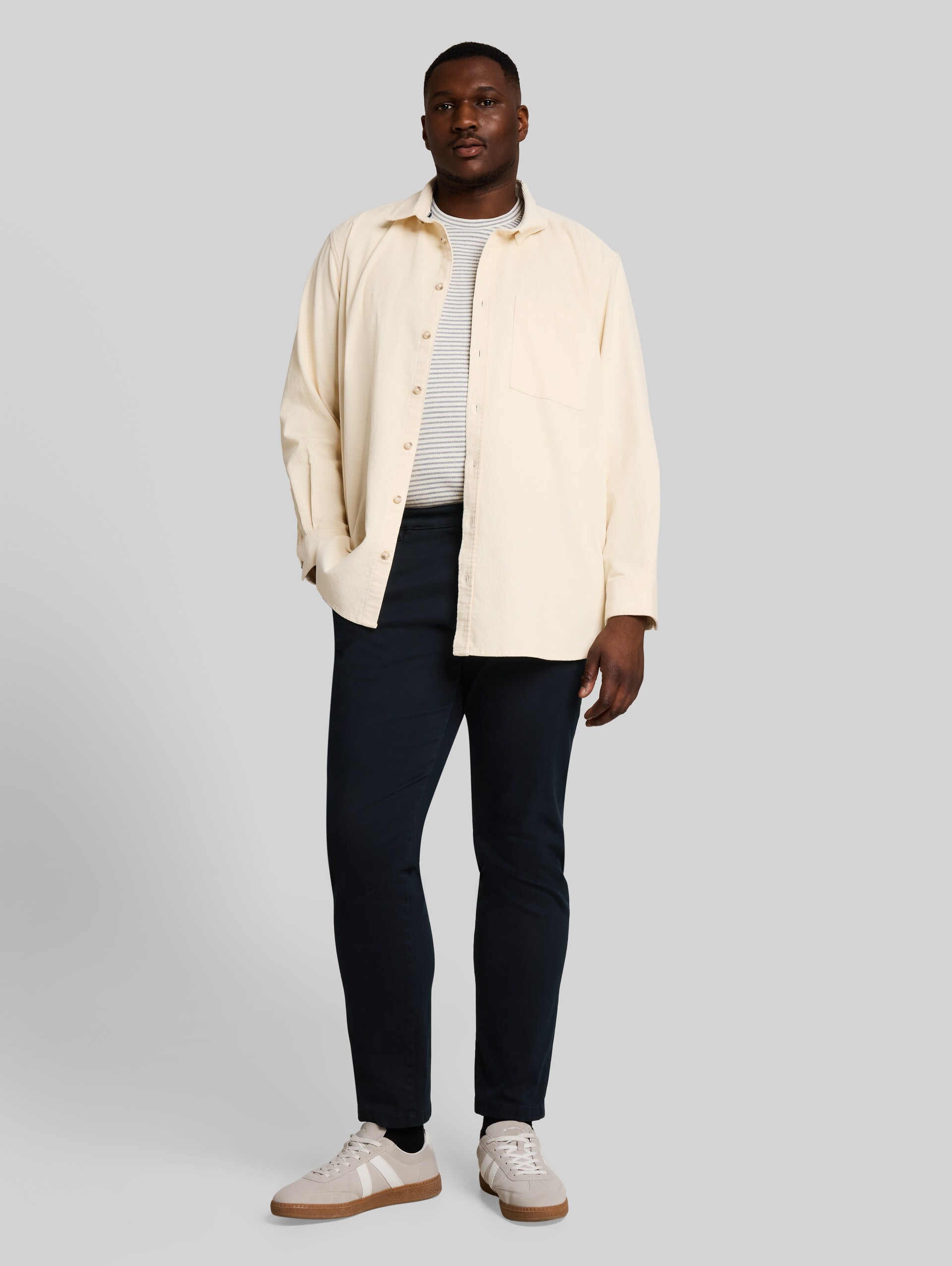 Plus Size - Chino met normale pasvorm in gewassen look - sky captain blue - Model vooraanzicht