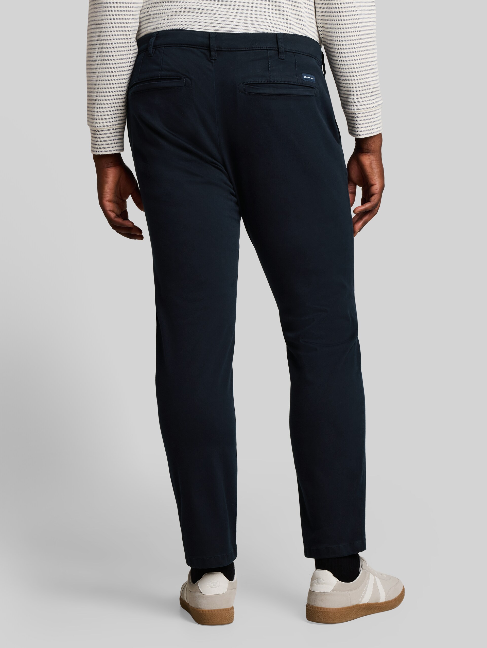 Plus Size - Chino met normale pasvorm in gewassen look - sky captain blue - Neklijn model-achteraanzicht
