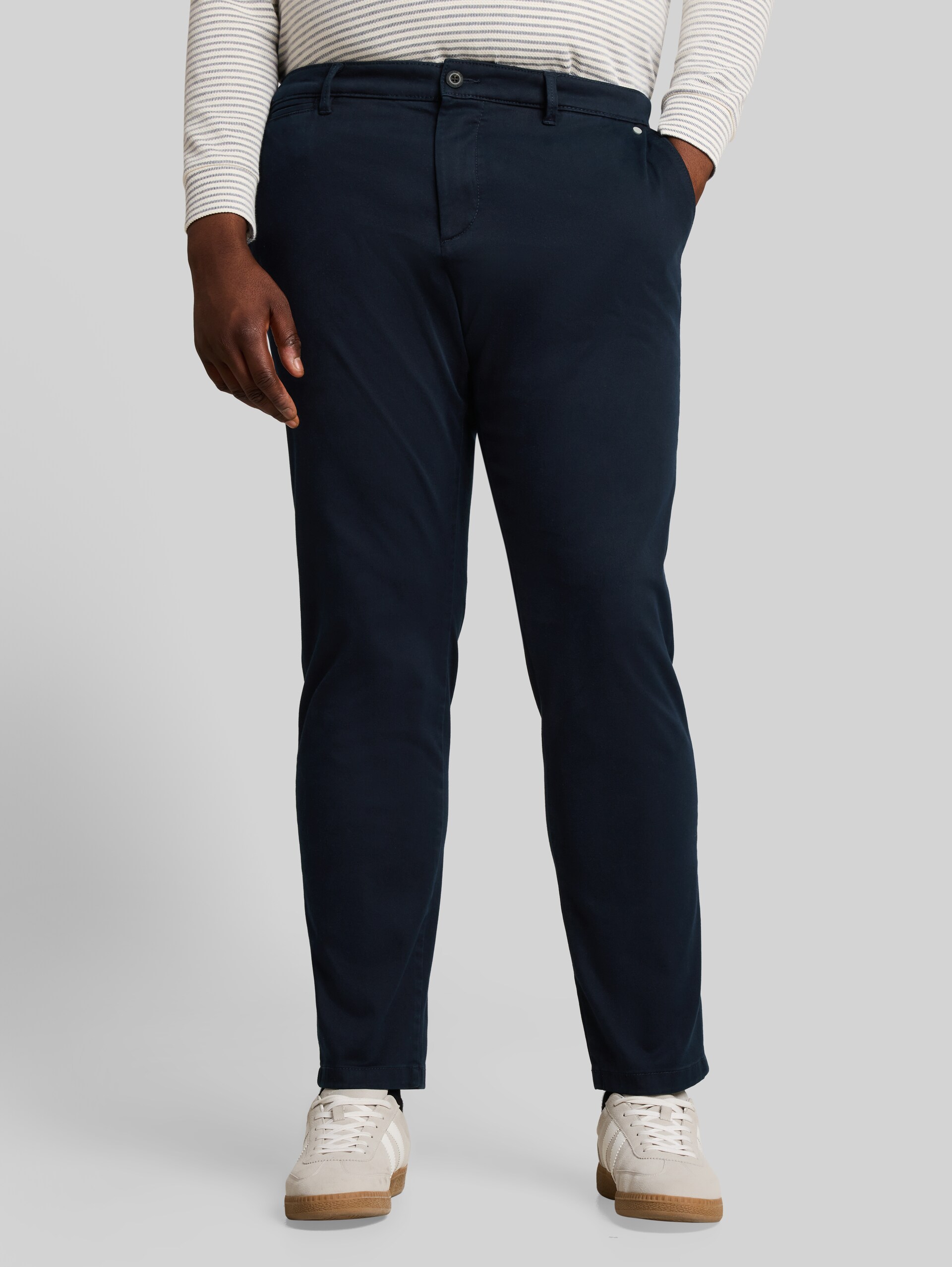 Plus Size - Chino met normale pasvorm in gewassen look - sky captain blue - Nek model vooraanzicht