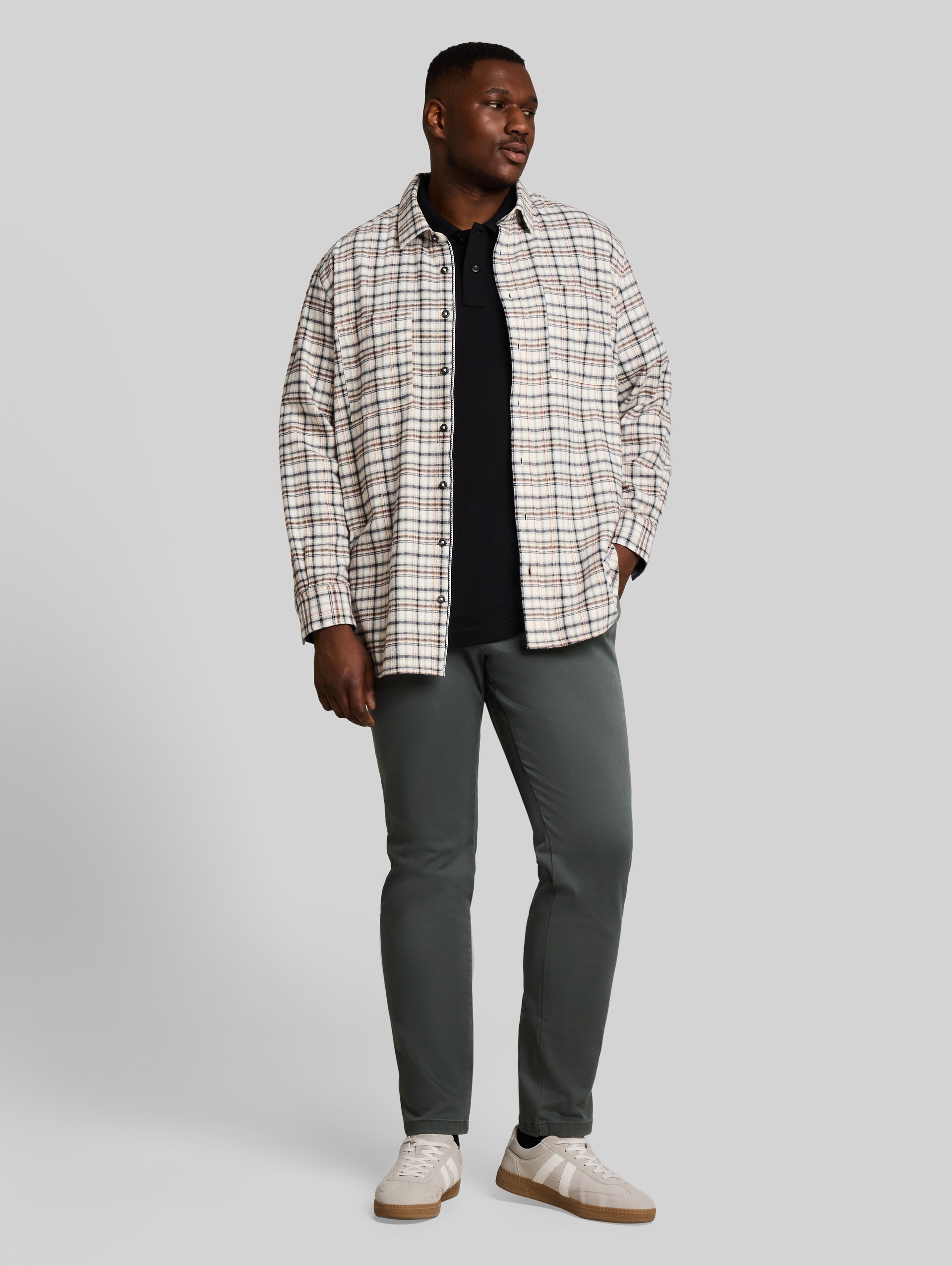 Plus Size - Chino met normale pasvorm in gewassen look - Darkest Olive - Model vooraanzicht