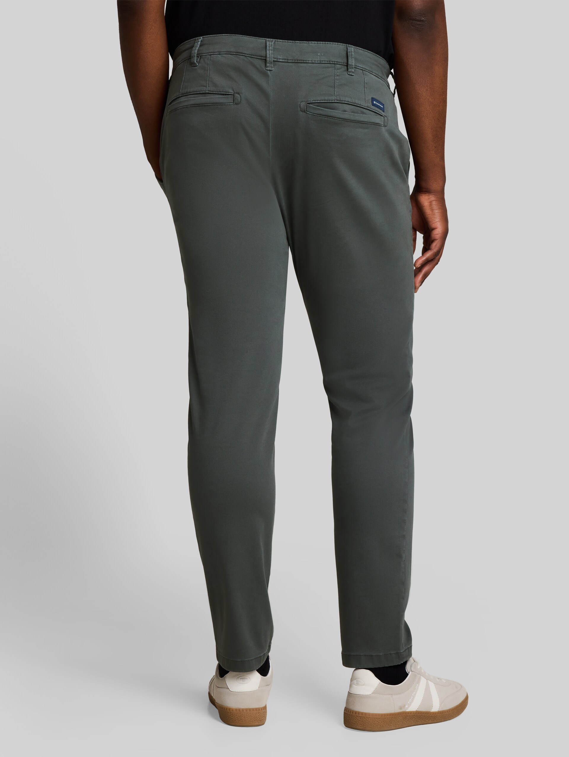 Plus Size - Chino met normale pasvorm in gewassen look - Darkest Olive - Neklijn model-achteraanzicht