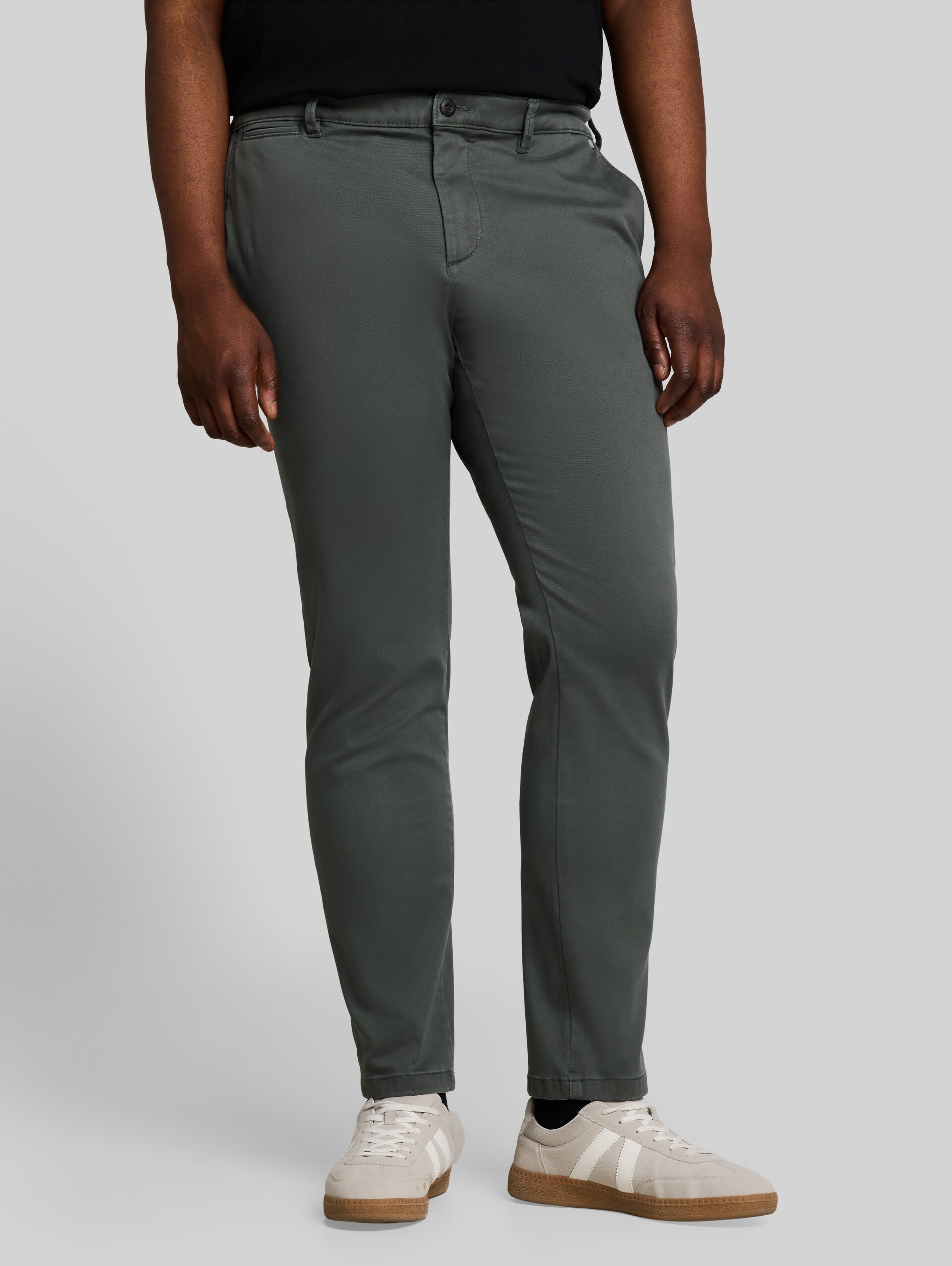 Plus Size - Chino met normale pasvorm in gewassen look - Darkest Olive - Nek model vooraanzicht
