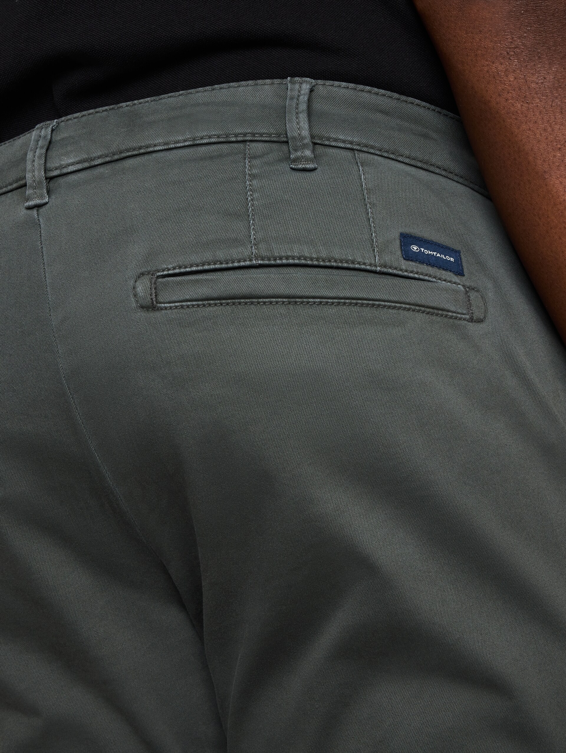Plus Size - Chino met normale pasvorm in gewassen look - Darkest Olive - Detailaanzicht model