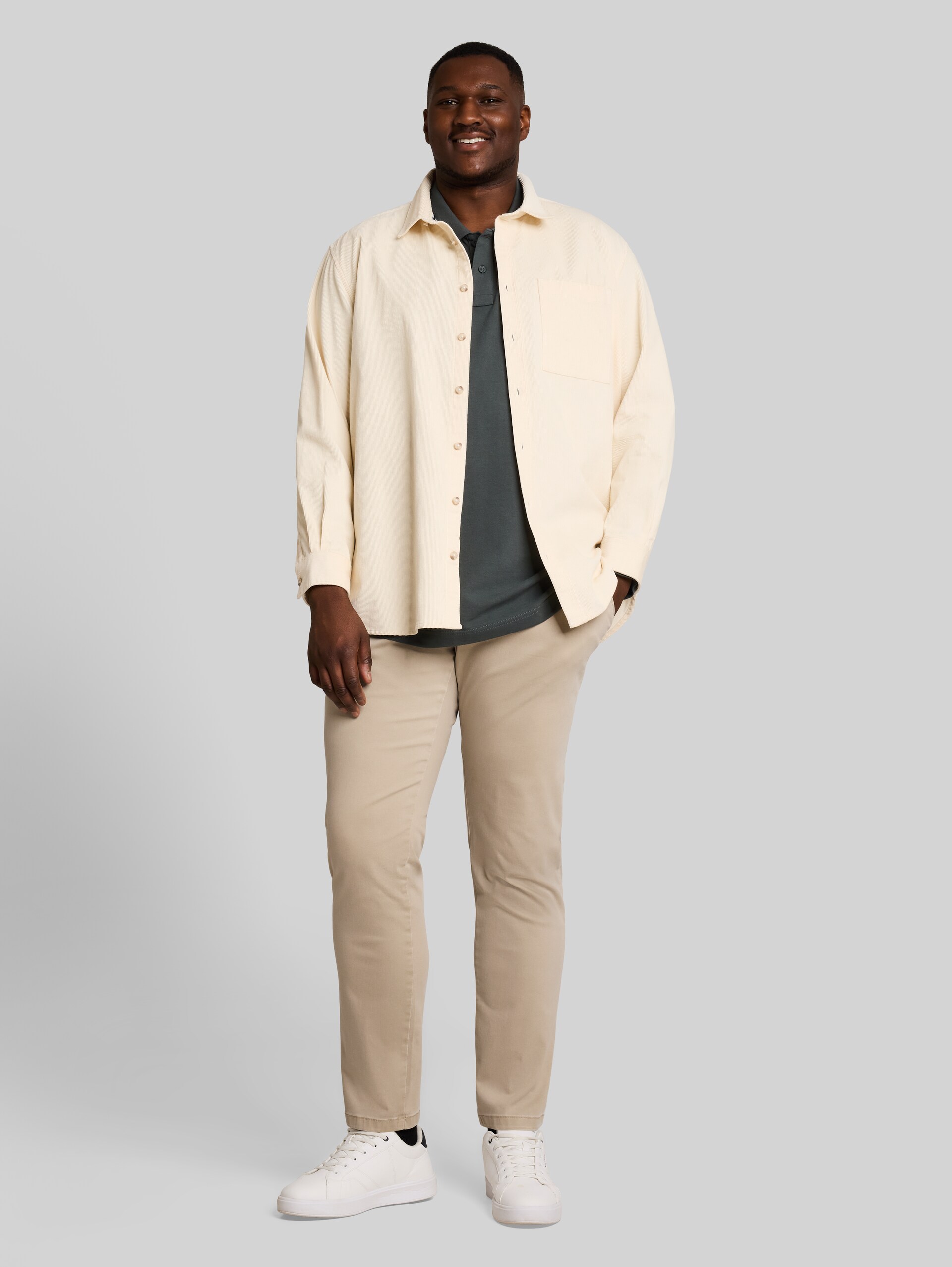Plus Size - Chino met normale pasvorm in gewassen look - plaza beige - Model vooraanzicht