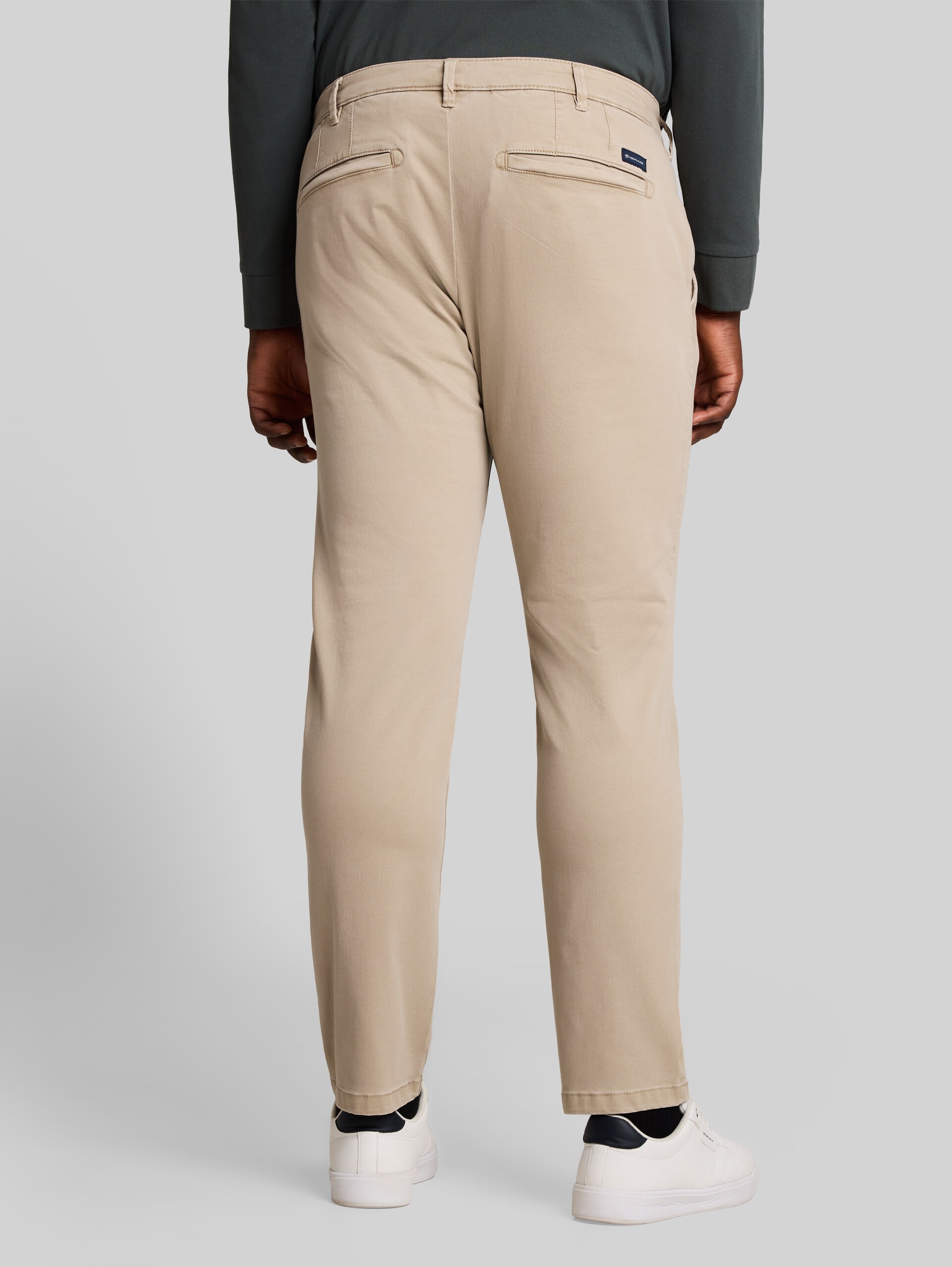 Plus Size - Chino met normale pasvorm in gewassen look - plaza beige - Neklijn model-achteraanzicht