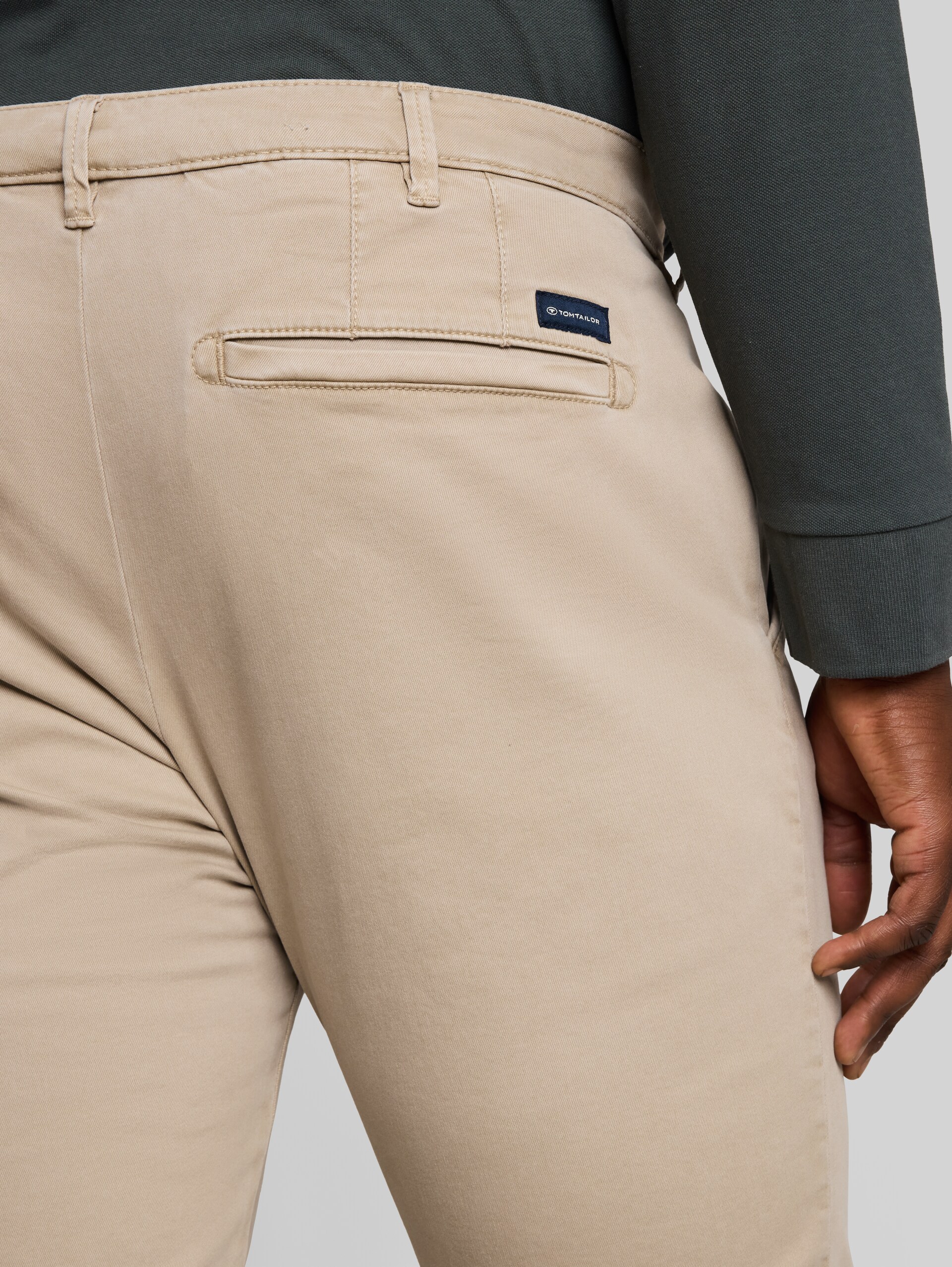 Plus Size - Chino met normale pasvorm in gewassen look - plaza beige - Detailaanzicht model