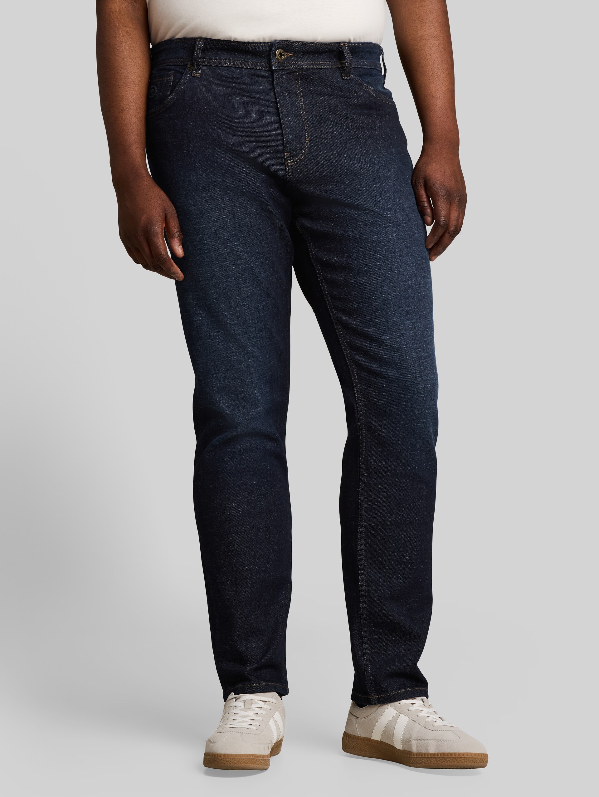 Plus Size - TTPLUS REGULAR Jeans - Rinsed Blue Denim - Ausschnitt Model-Vorderansicht