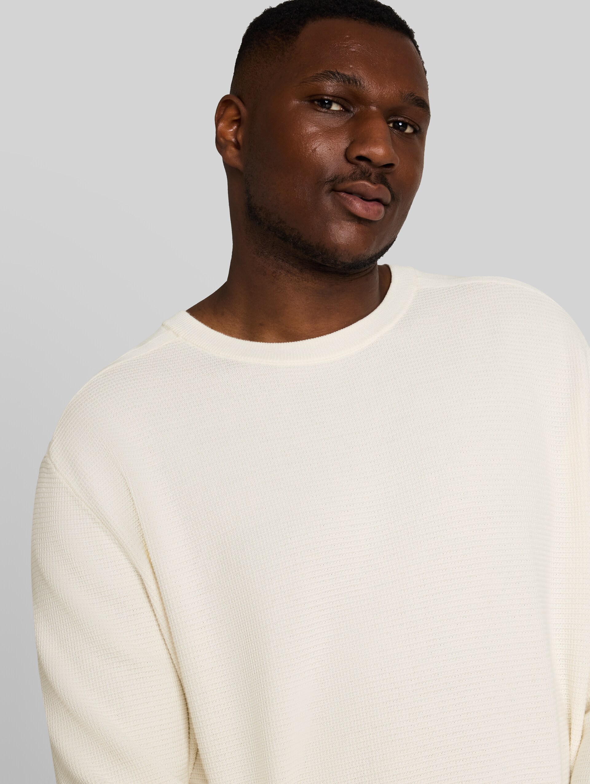Plus Size - Strickpullover aus Baumwolle - Gardenia White - Detail-Model-Ansicht