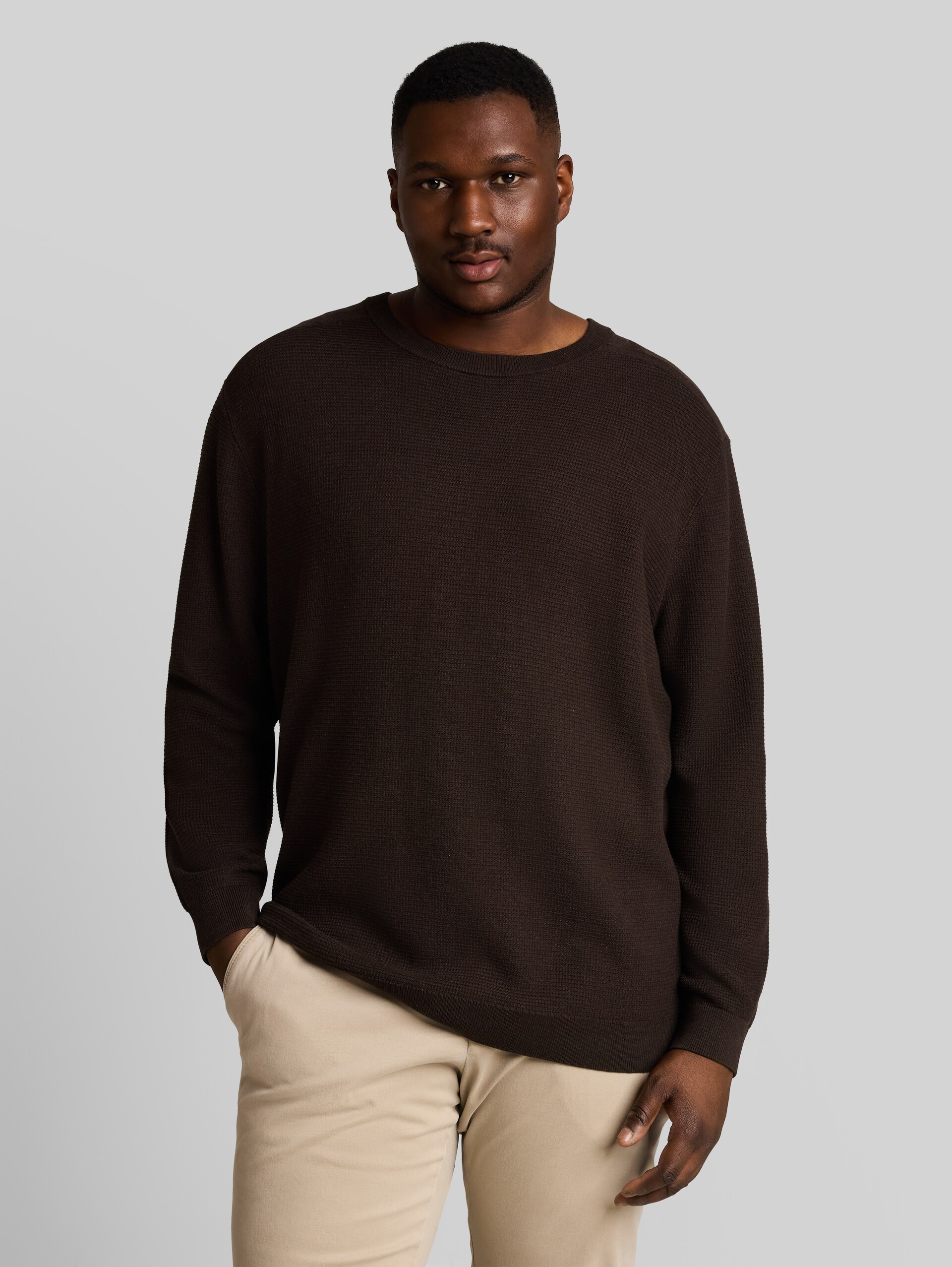 Plus Size - Strickpullover aus Baumwolle - dark chocolate brown melange - Ausschnitt Model-Vorderansicht