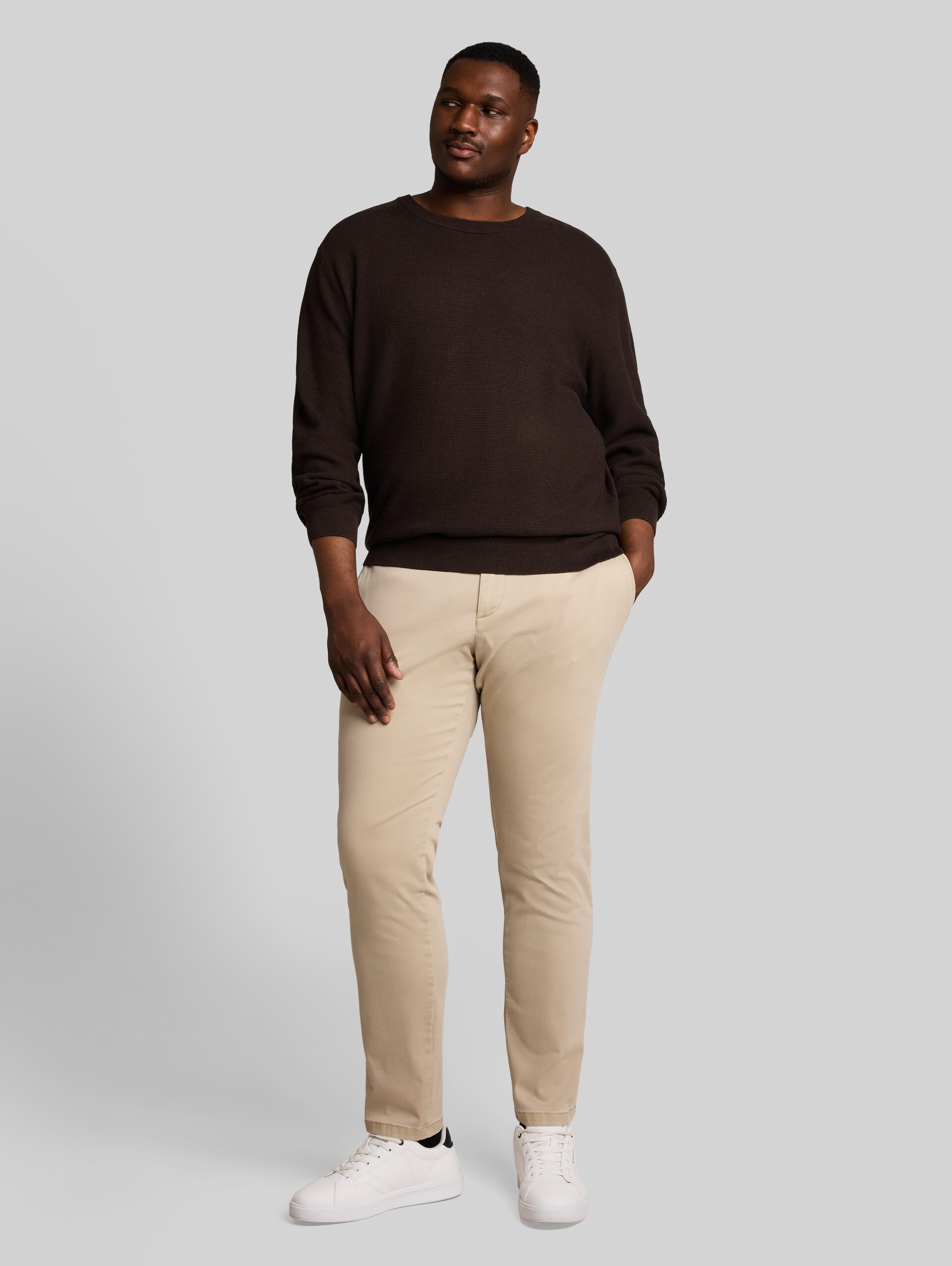 Plus Size - Strickpullover aus Baumwolle - dark chocolate brown melange - Model-Vorderansicht