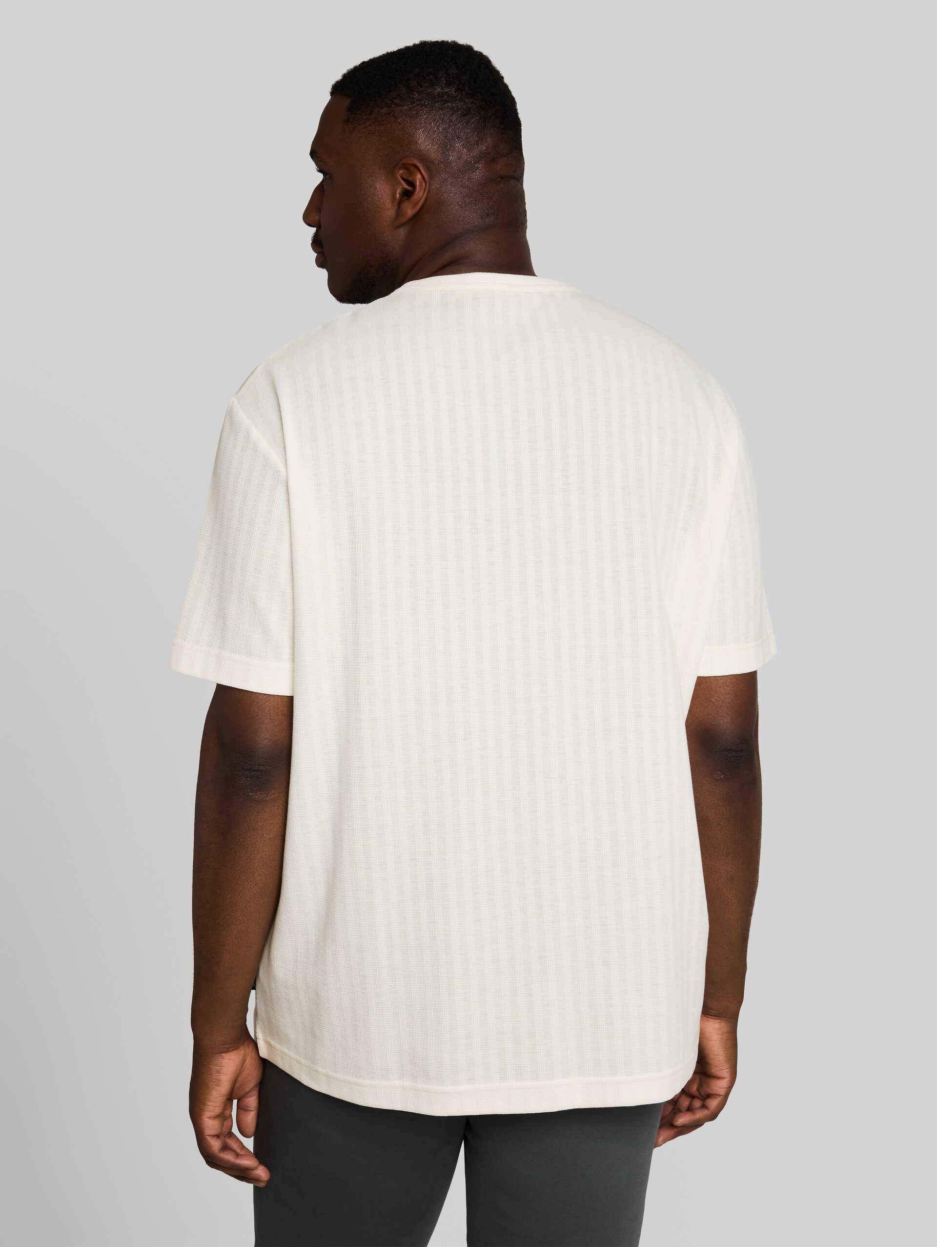 Plus Size - T-shirt met wafelstructuur - Gardenia White - Neklijn model-achteraanzicht
