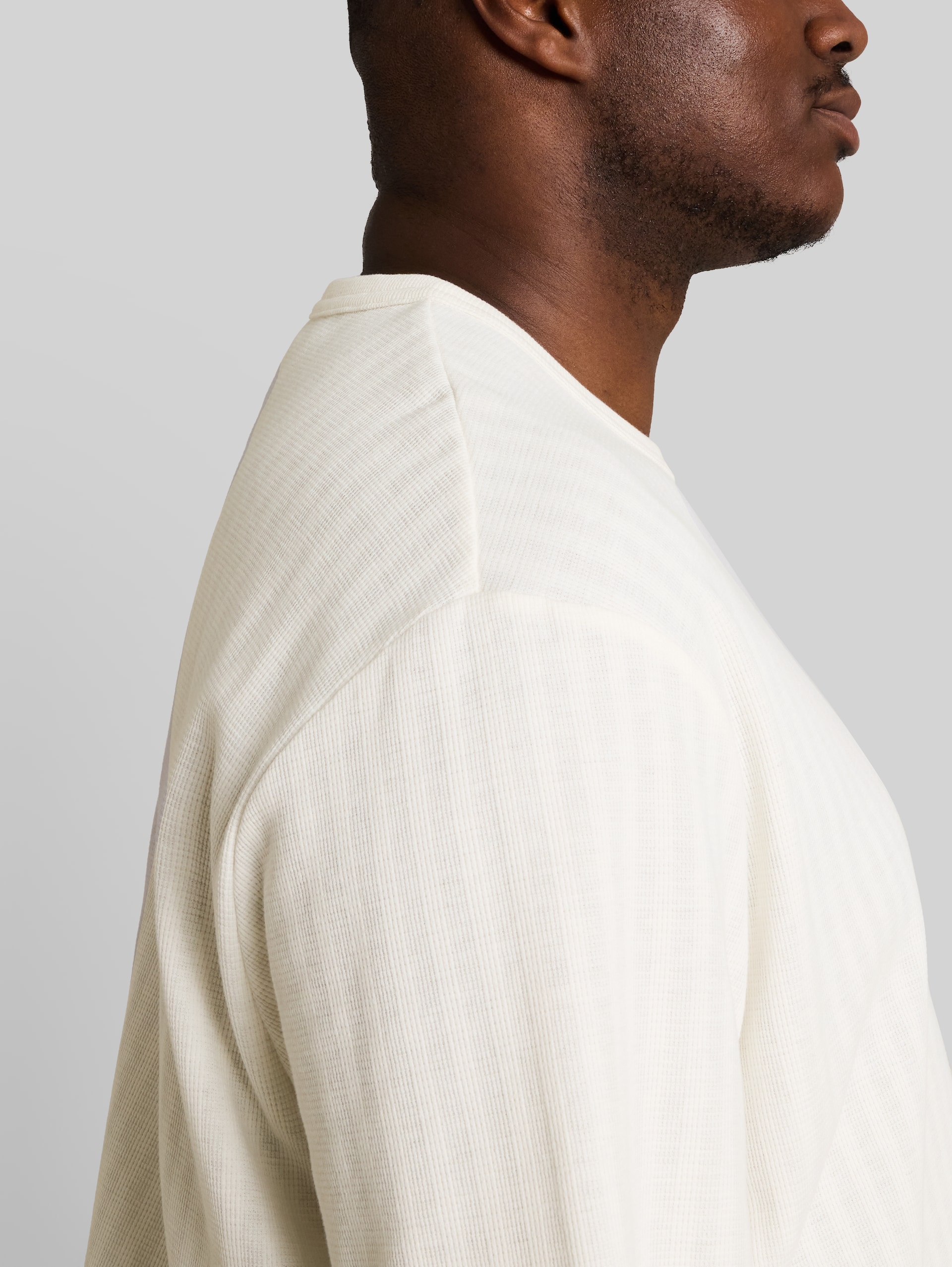 Plus Size - T-shirt met wafelstructuur - Gardenia White - Detailaanzicht model