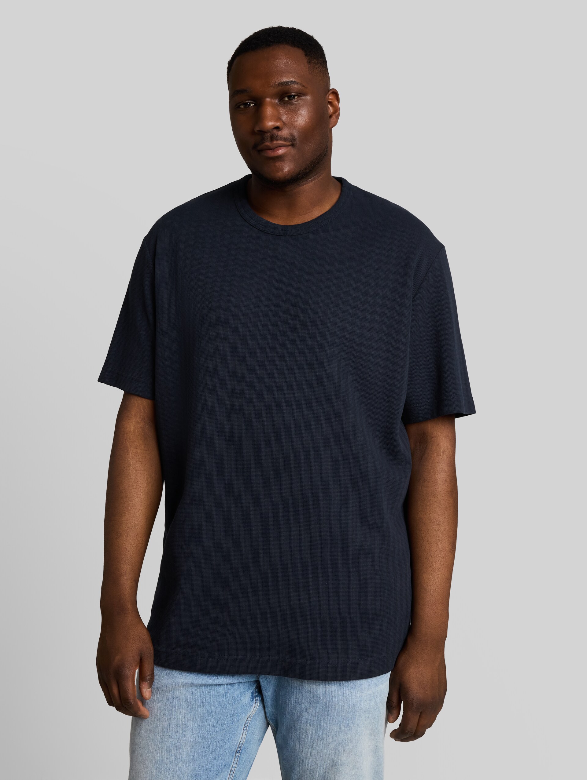 Plus Size - T-shirt met wafelstructuur - sky captain blue - Nek model vooraanzicht