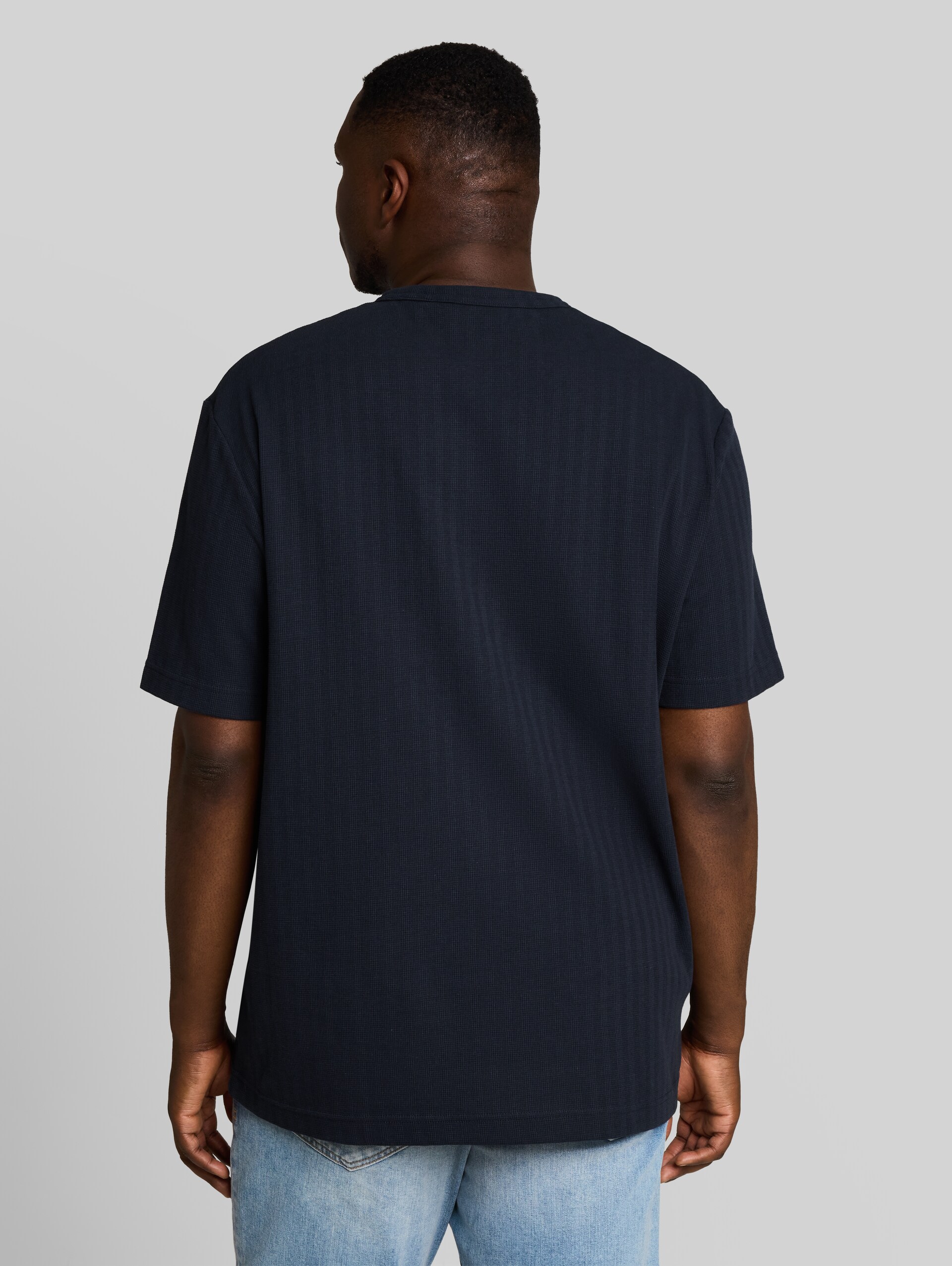 Plus Size - T-shirt met wafelstructuur - sky captain blue - Neklijn model-achteraanzicht