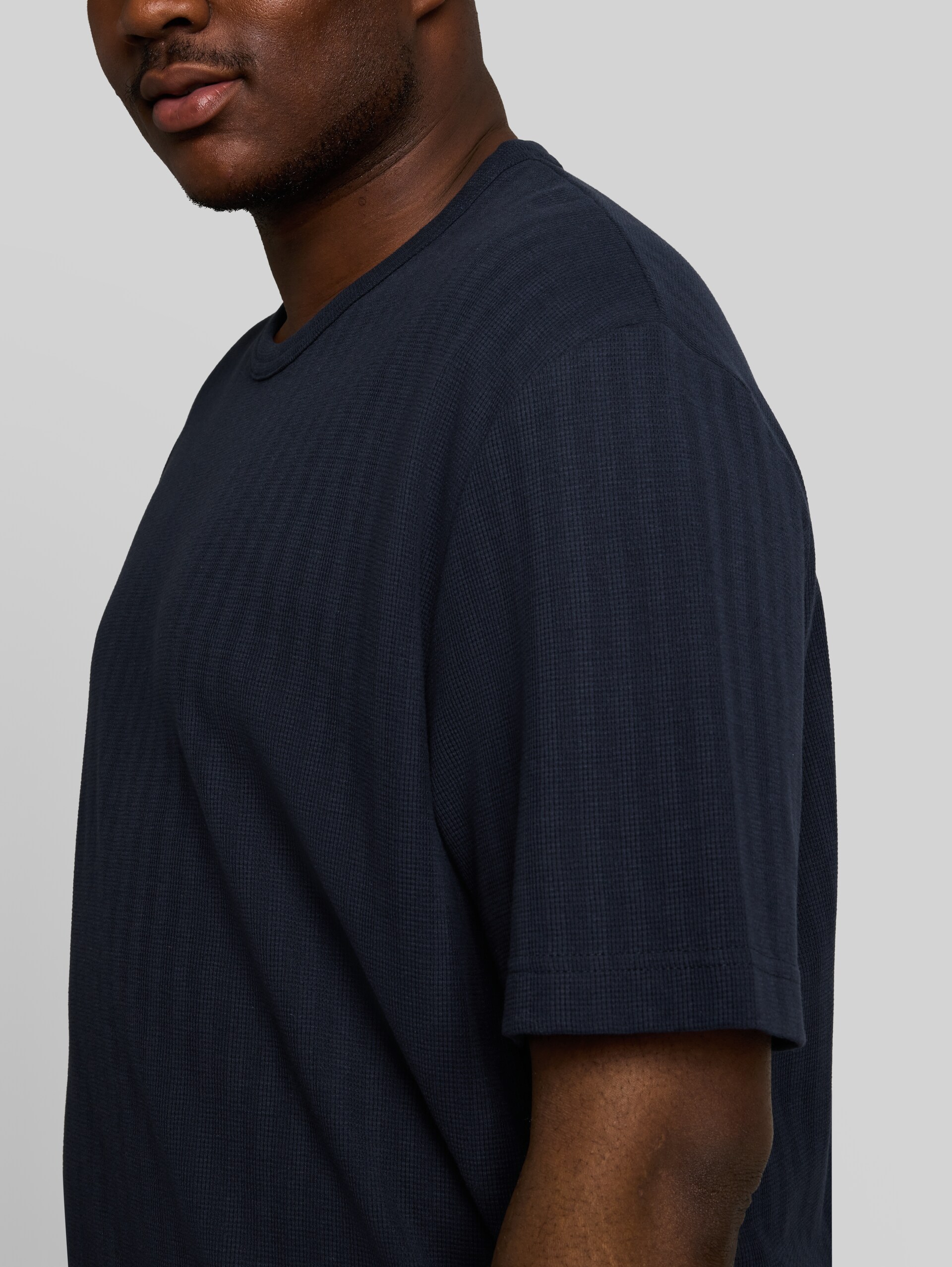 Plus Size - T-shirt met wafelstructuur - sky captain blue - Detailaanzicht model