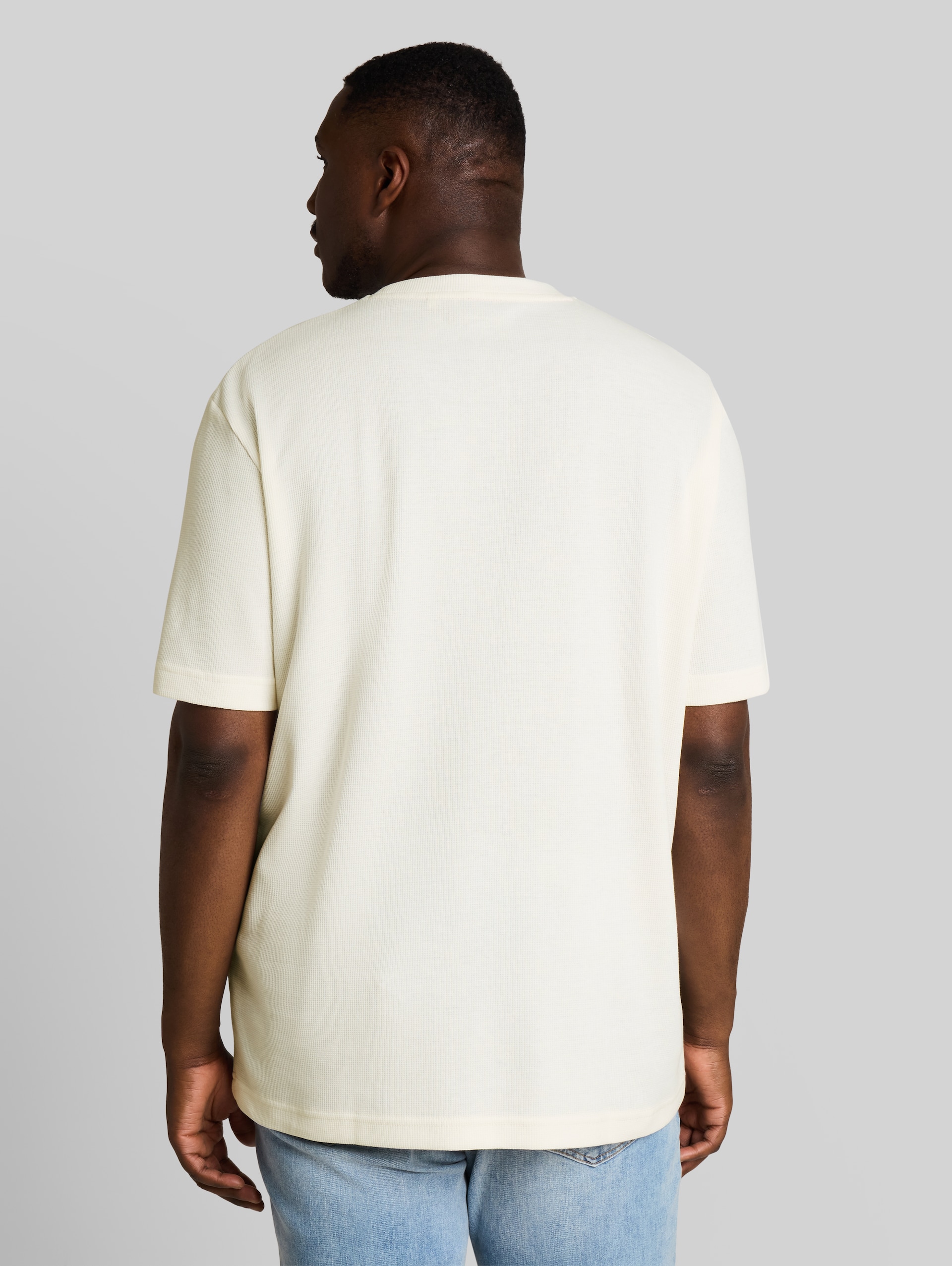 Plus Size - T-shirt met wafelstructuur - Gardenia White - Neklijn model-achteraanzicht