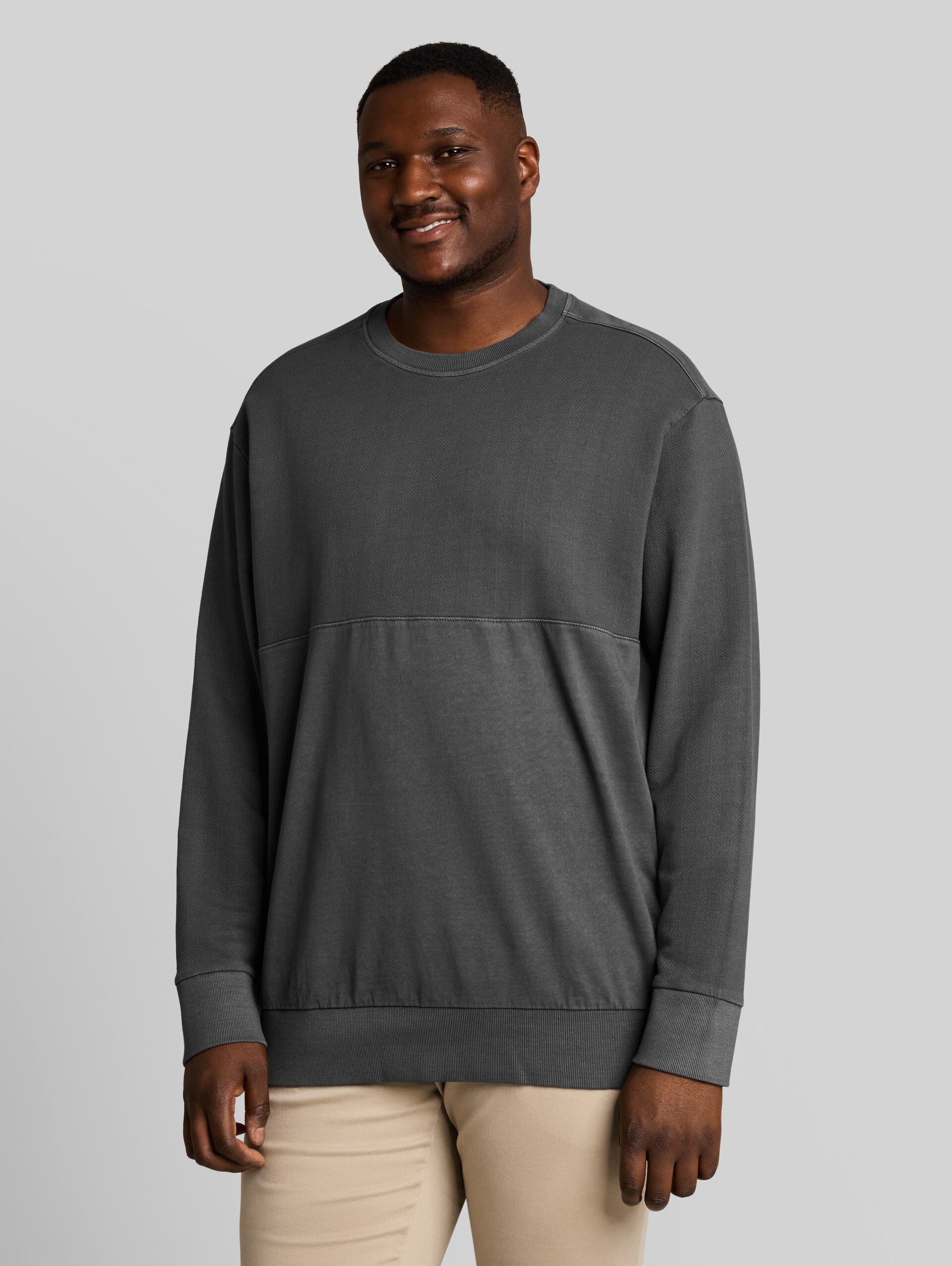 Plus Size - Sweatshirt in used-look - Tarmac Grey - Nek model vooraanzicht