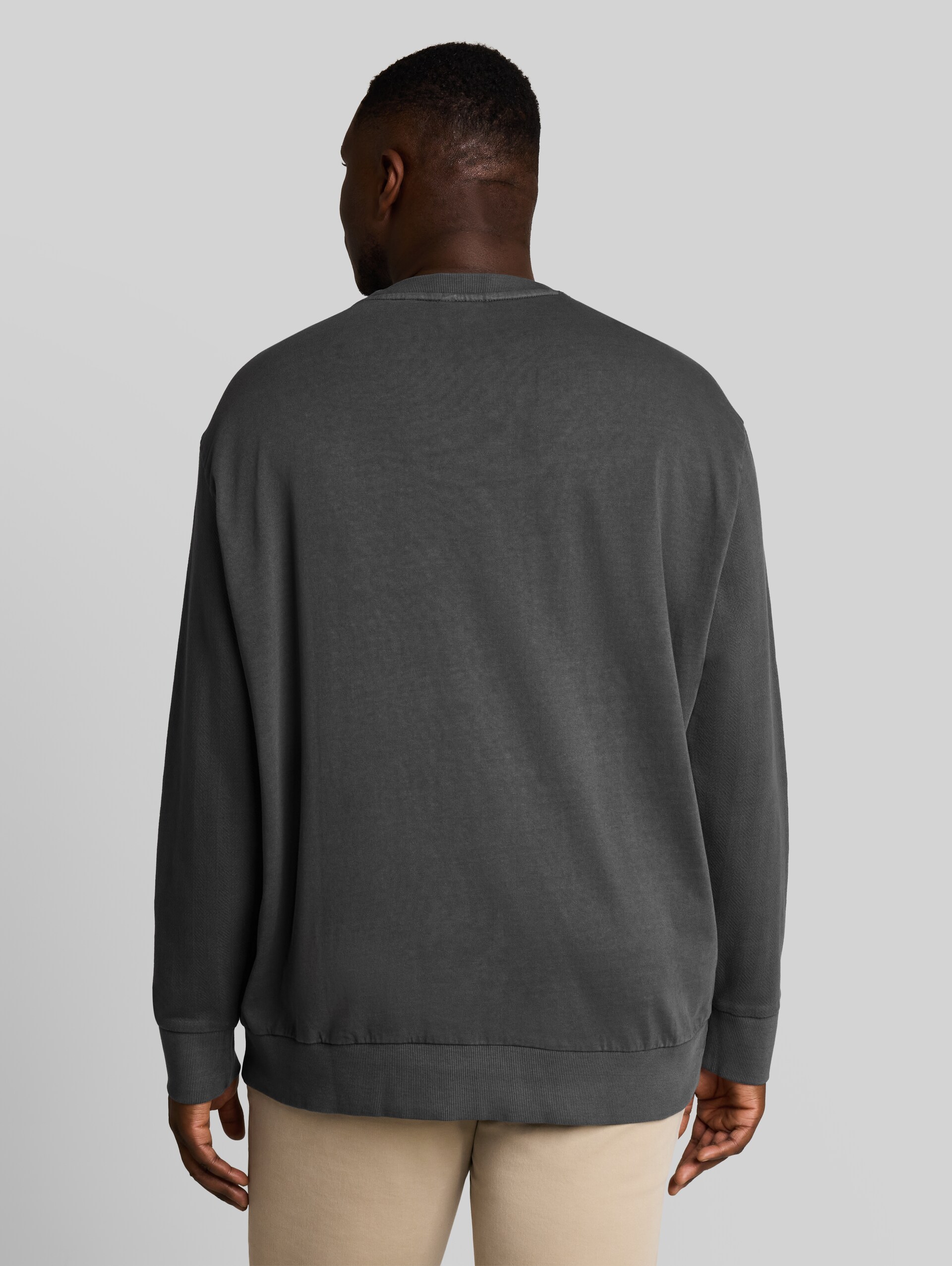 Plus Size - Sweatshirt in used-look - Tarmac Grey - Neklijn model-achteraanzicht