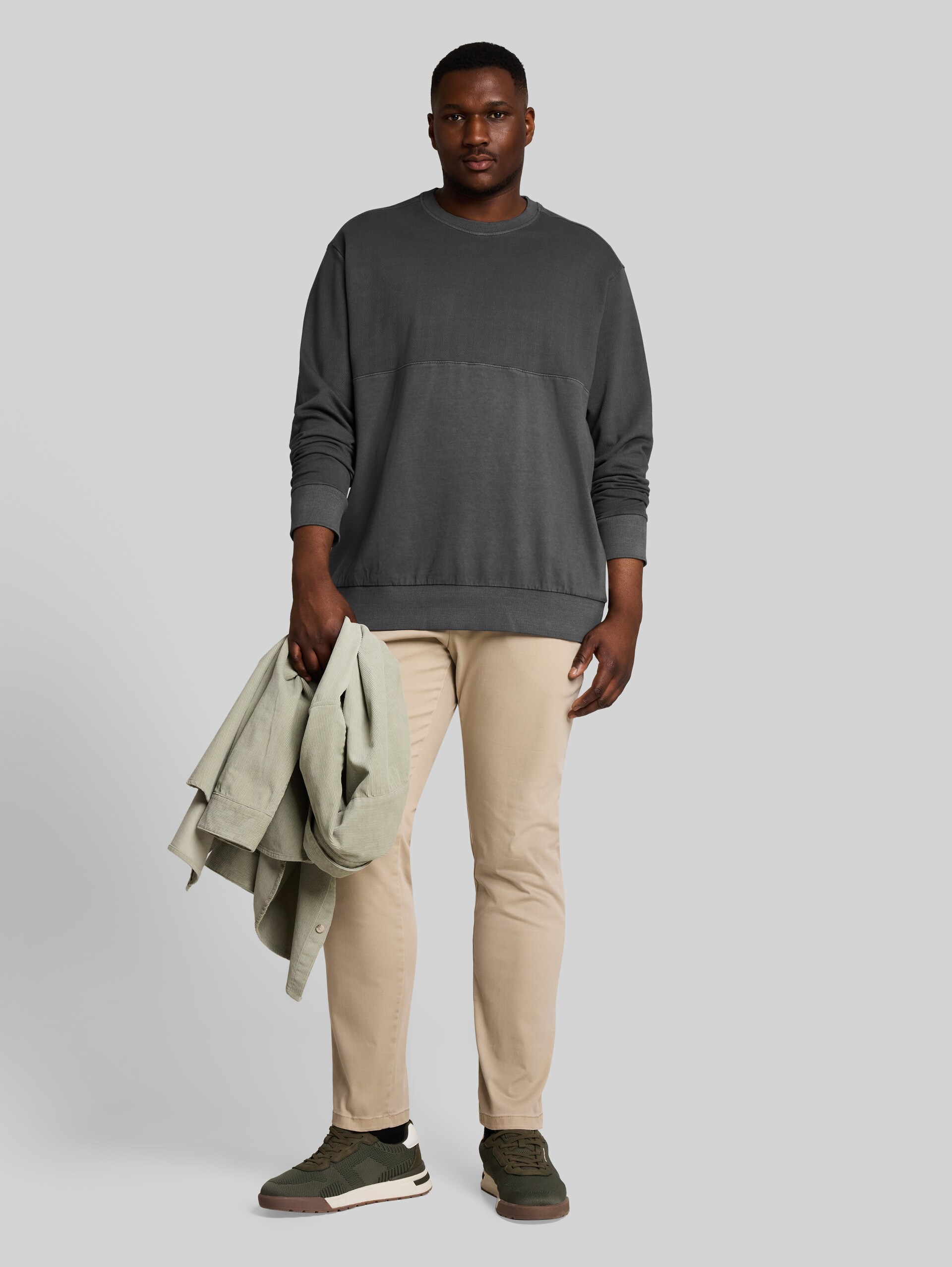 Plus Size - Sweatshirt in used-look - Tarmac Grey - Model vooraanzicht