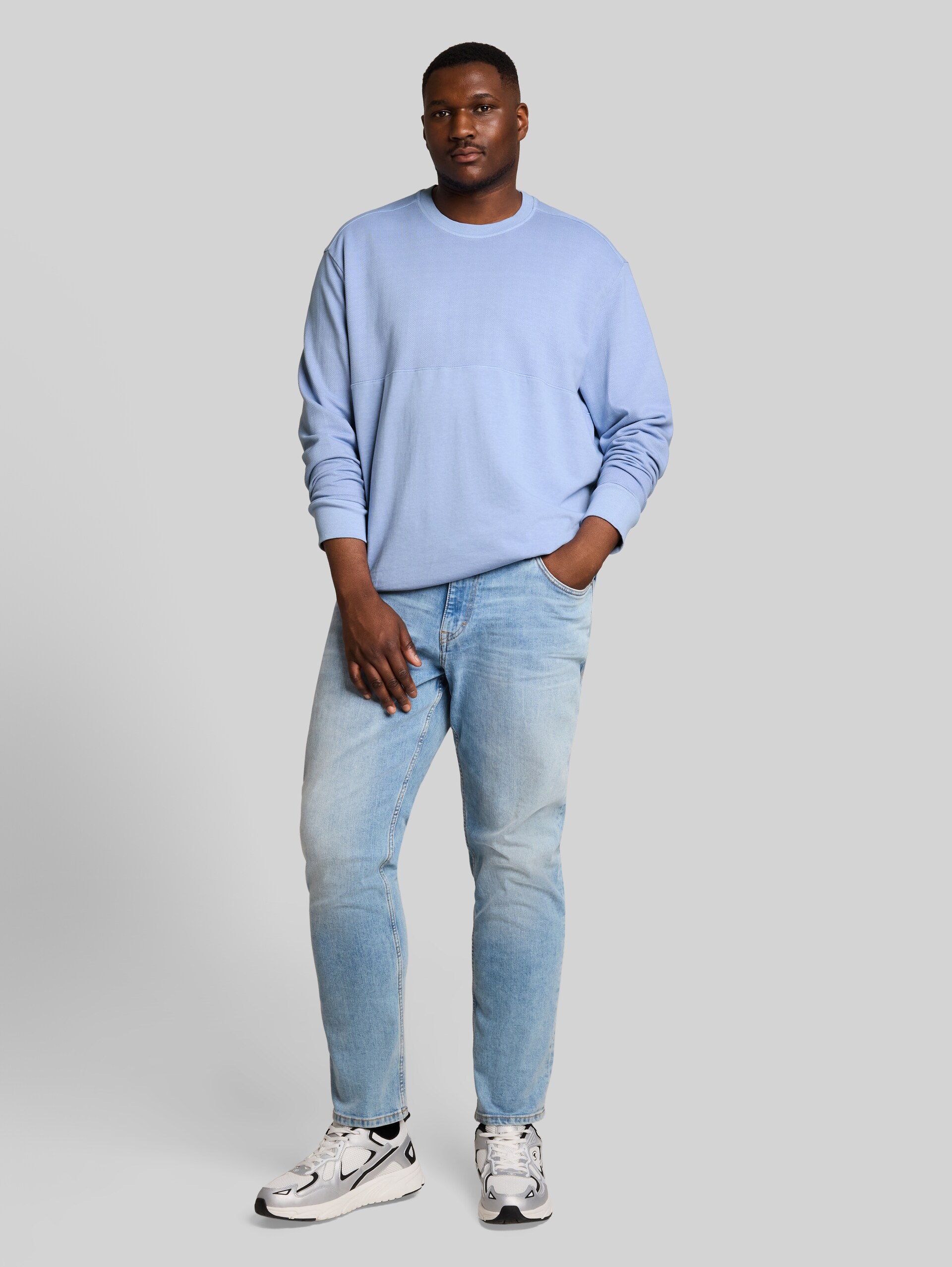Plus Size - Sweatshirt in used-look - Pale Blue - Model vooraanzicht