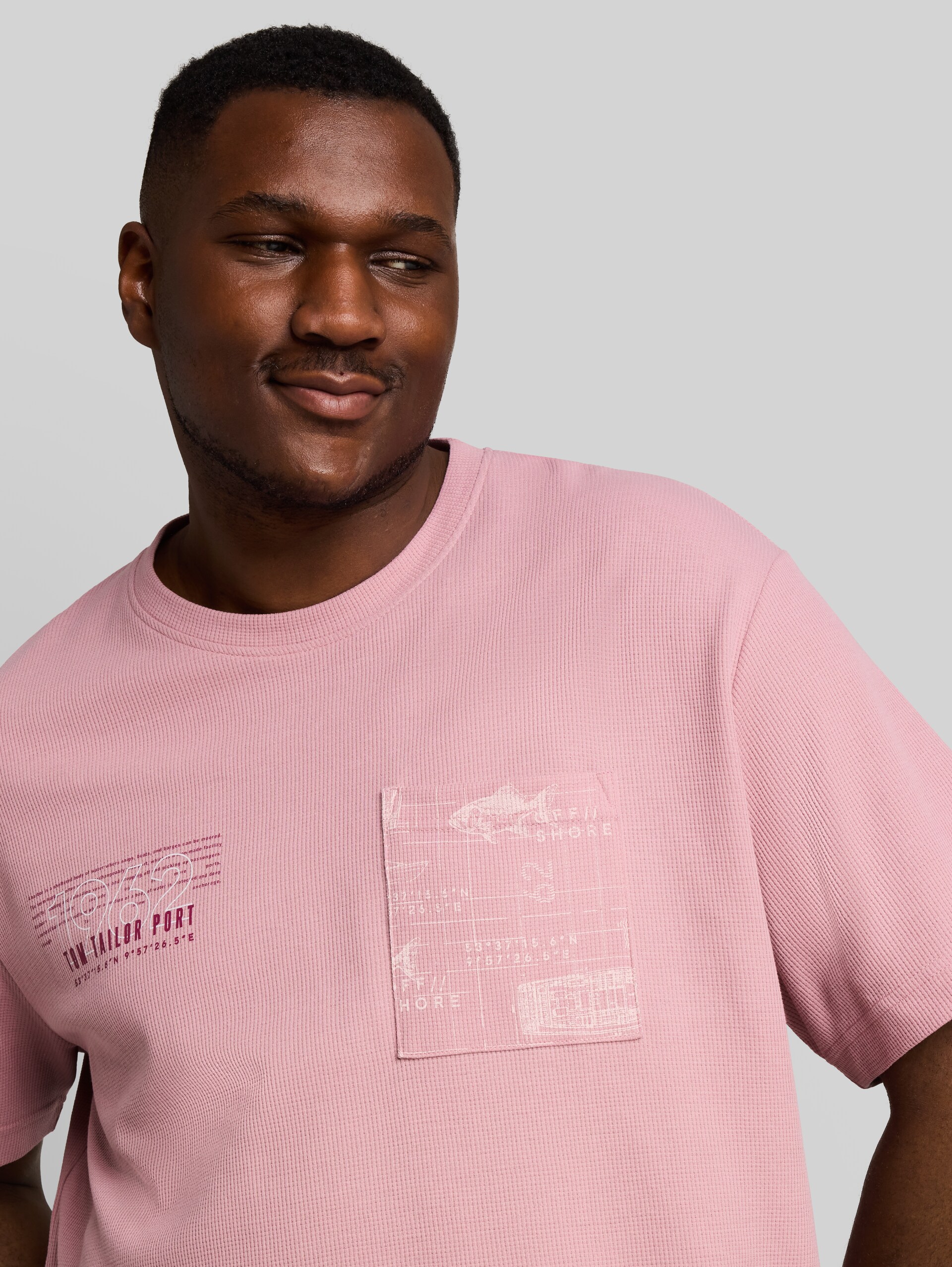 Plus Size - T-shirt met wafelstructuur - dusty rose - Detailaanzicht model