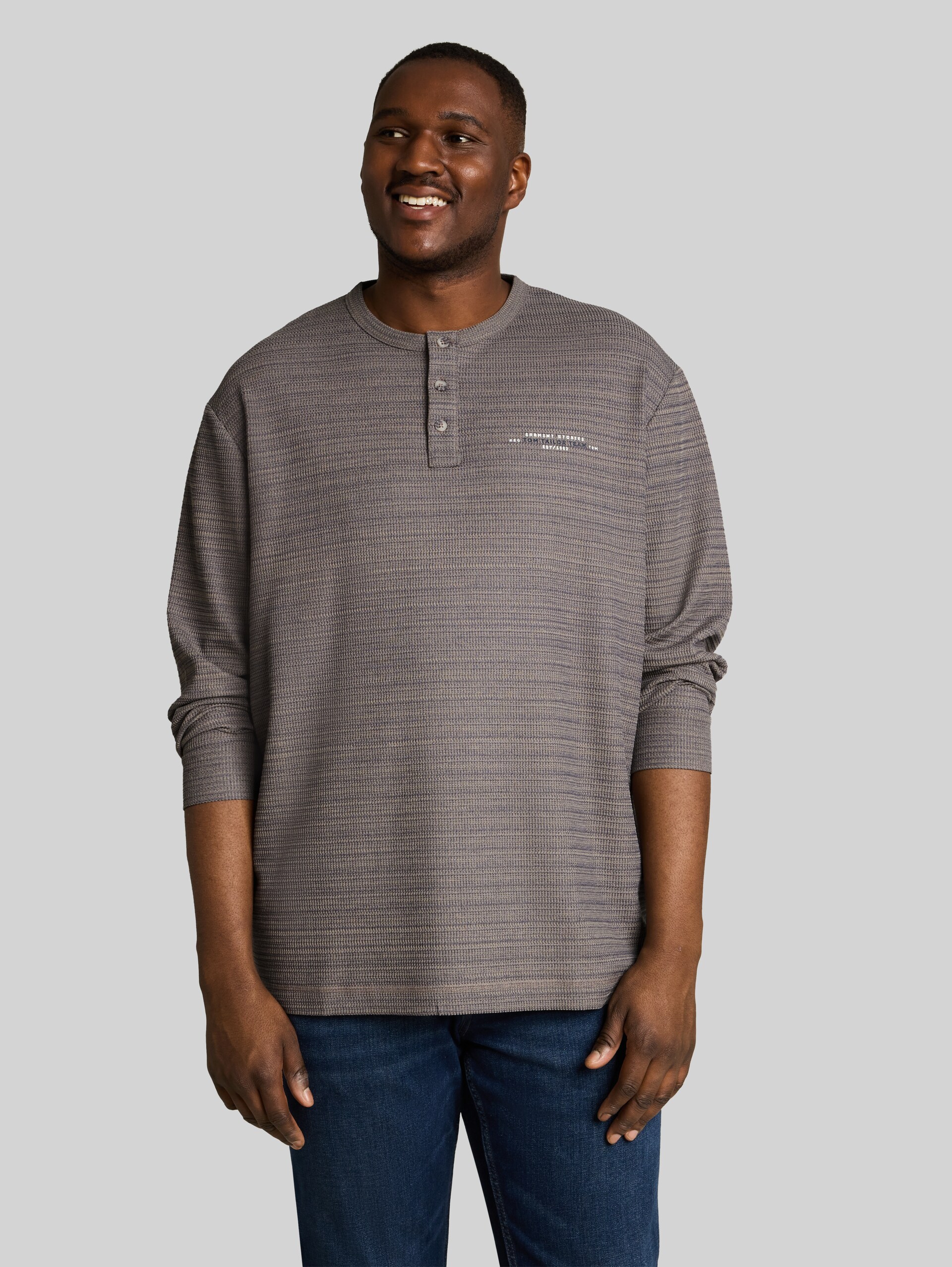 Plus Size - Henley Langarmshirt in Melange-Optik - taupe blue inject structure - Ausschnitt Model-Vorderansicht