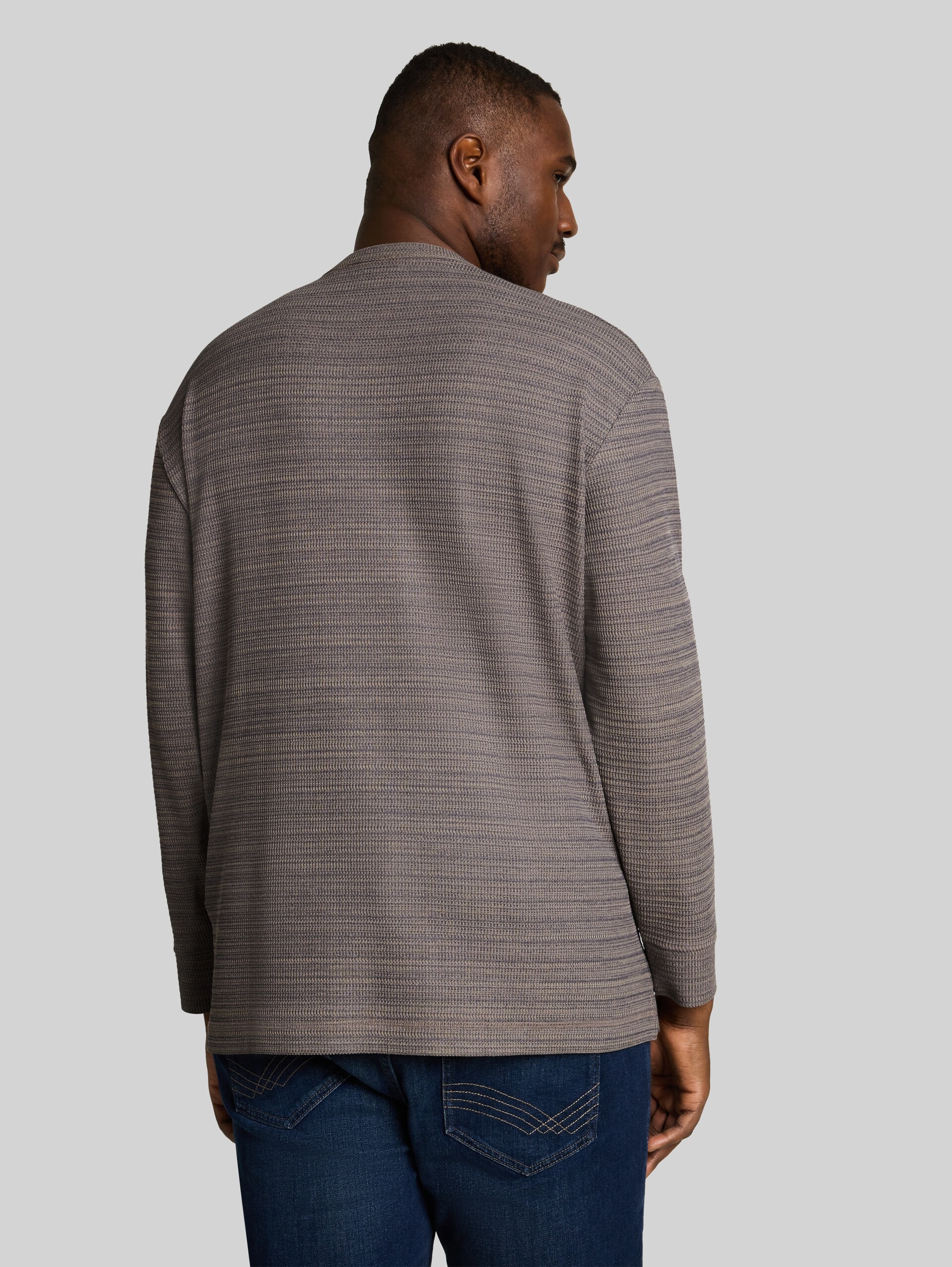 Plus Size - Henley Langarmshirt in Melange-Optik - taupe blue inject structure - Auschnitt Model-Rückansicht