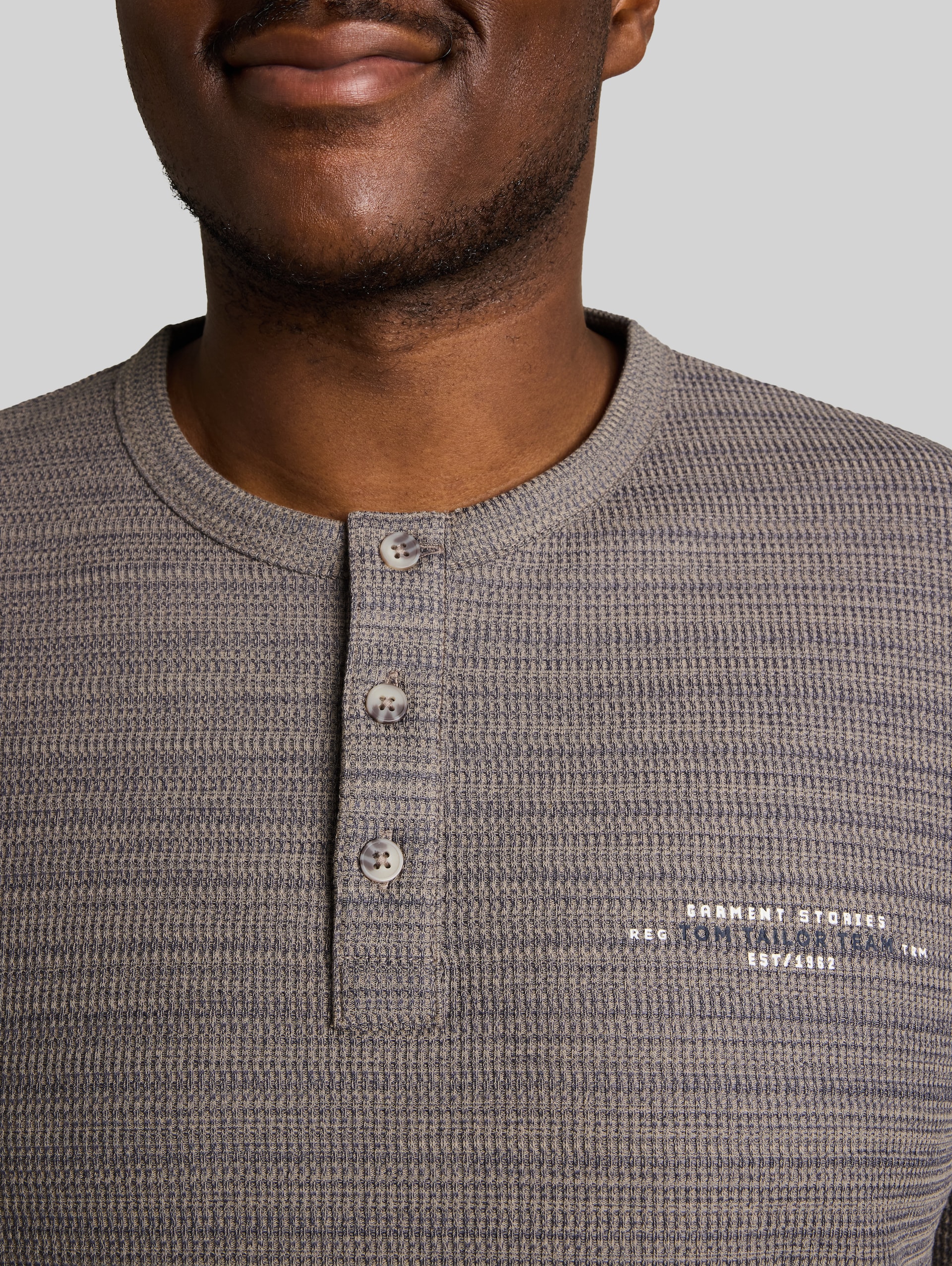 Plus Size - Henley Langarmshirt in Melange-Optik - taupe blue inject structure - Detail-Model-Ansicht