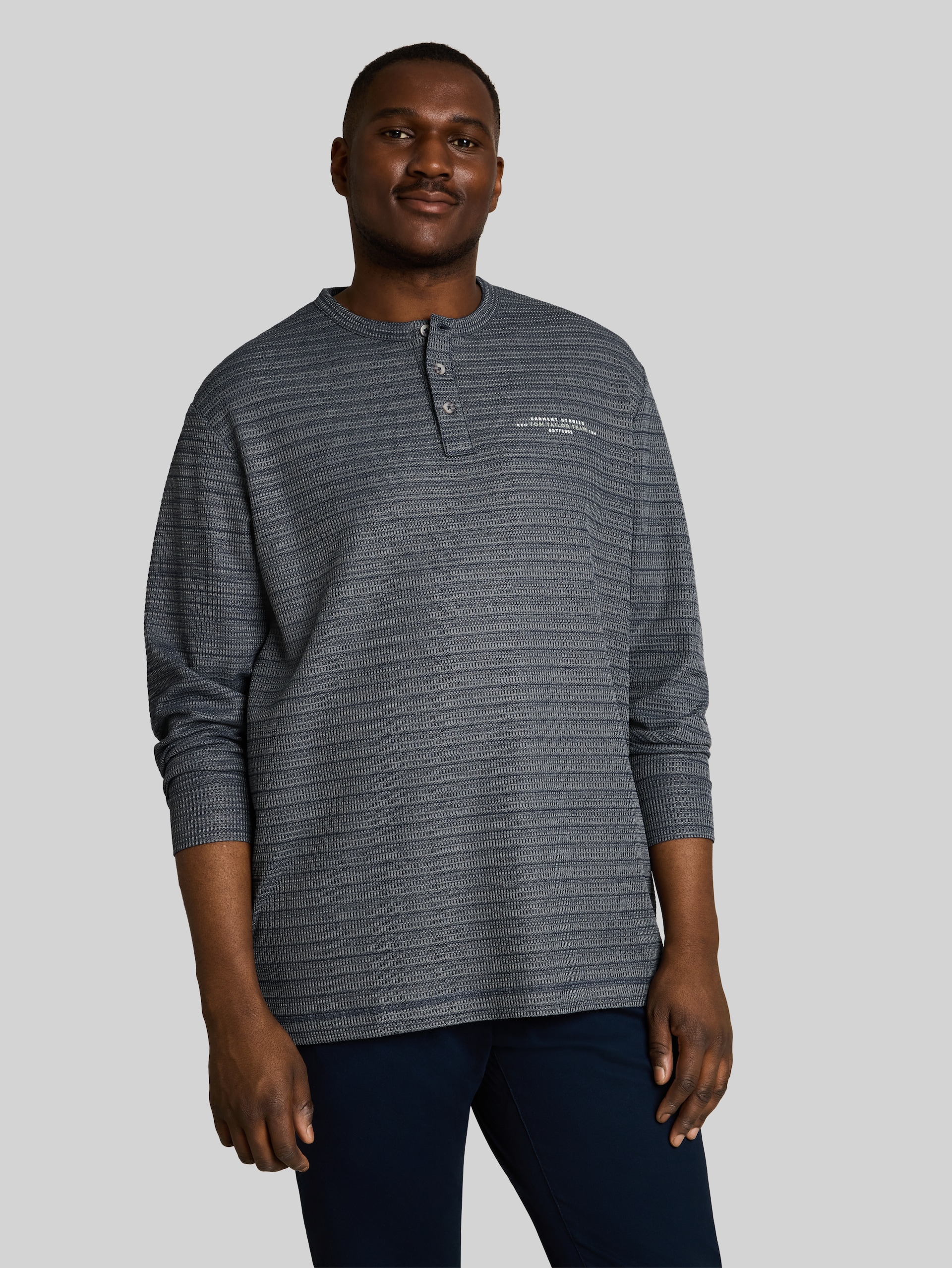 Plus Size - Henley Langarmshirt in Melange-Optik - blue mint inject structure - Ausschnitt Model-Vorderansicht
