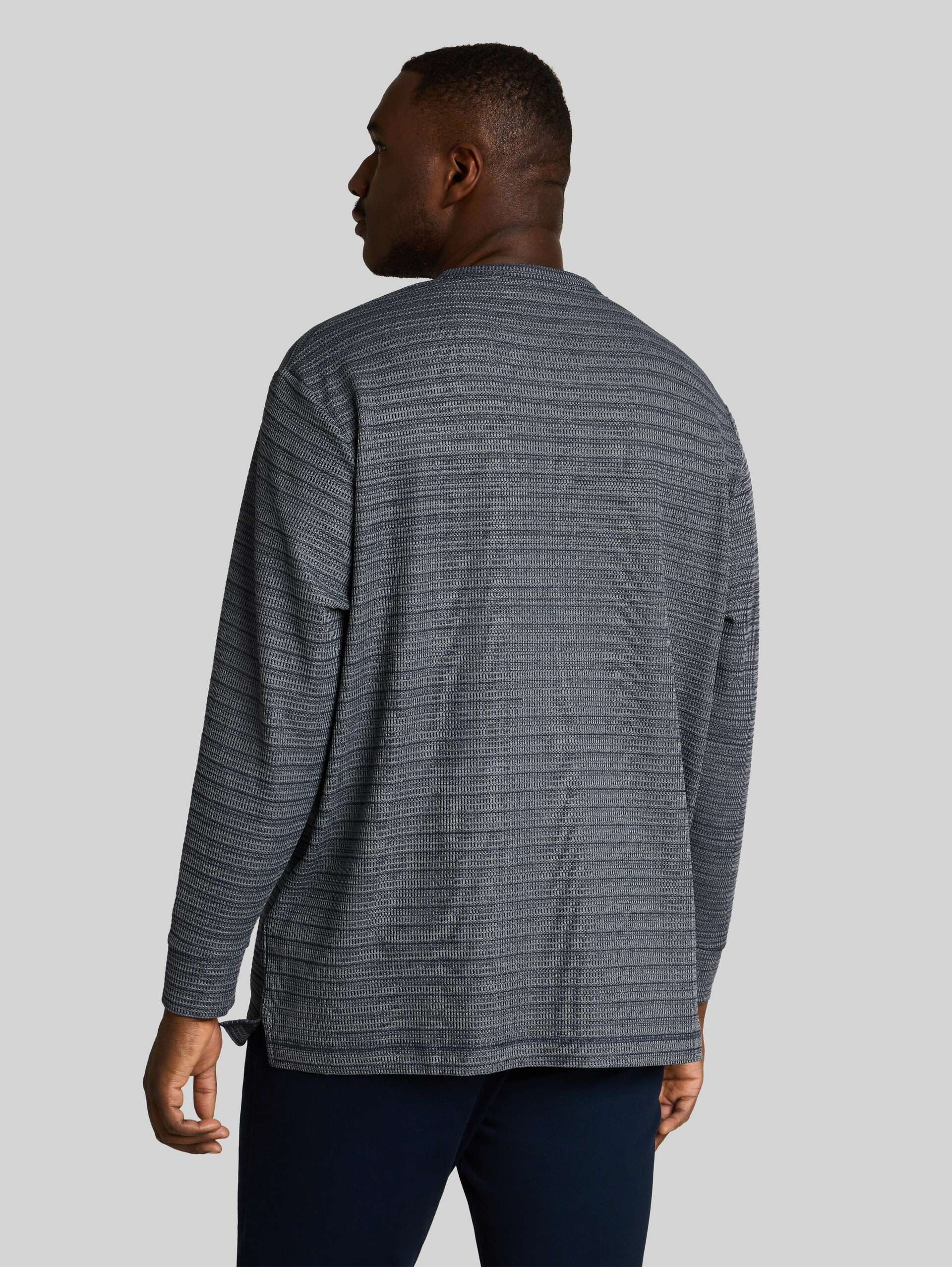 Plus Size - Henley Langarmshirt in Melange-Optik - blue mint inject structure - Auschnitt Model-Rückansicht