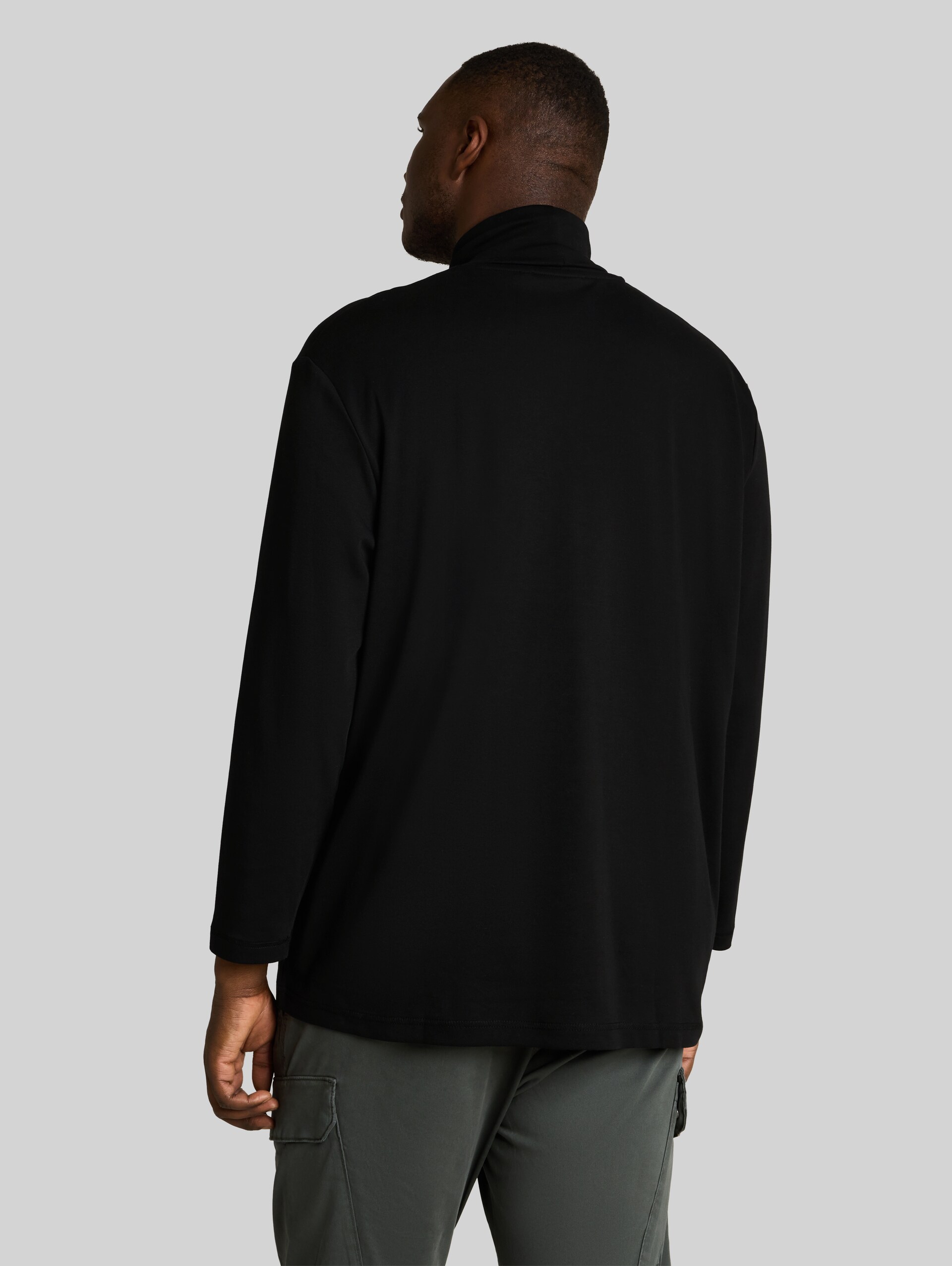 Plus Size - Rollkragenshirt mit Logo-Print - Black - Auschnitt Model-Rückansicht