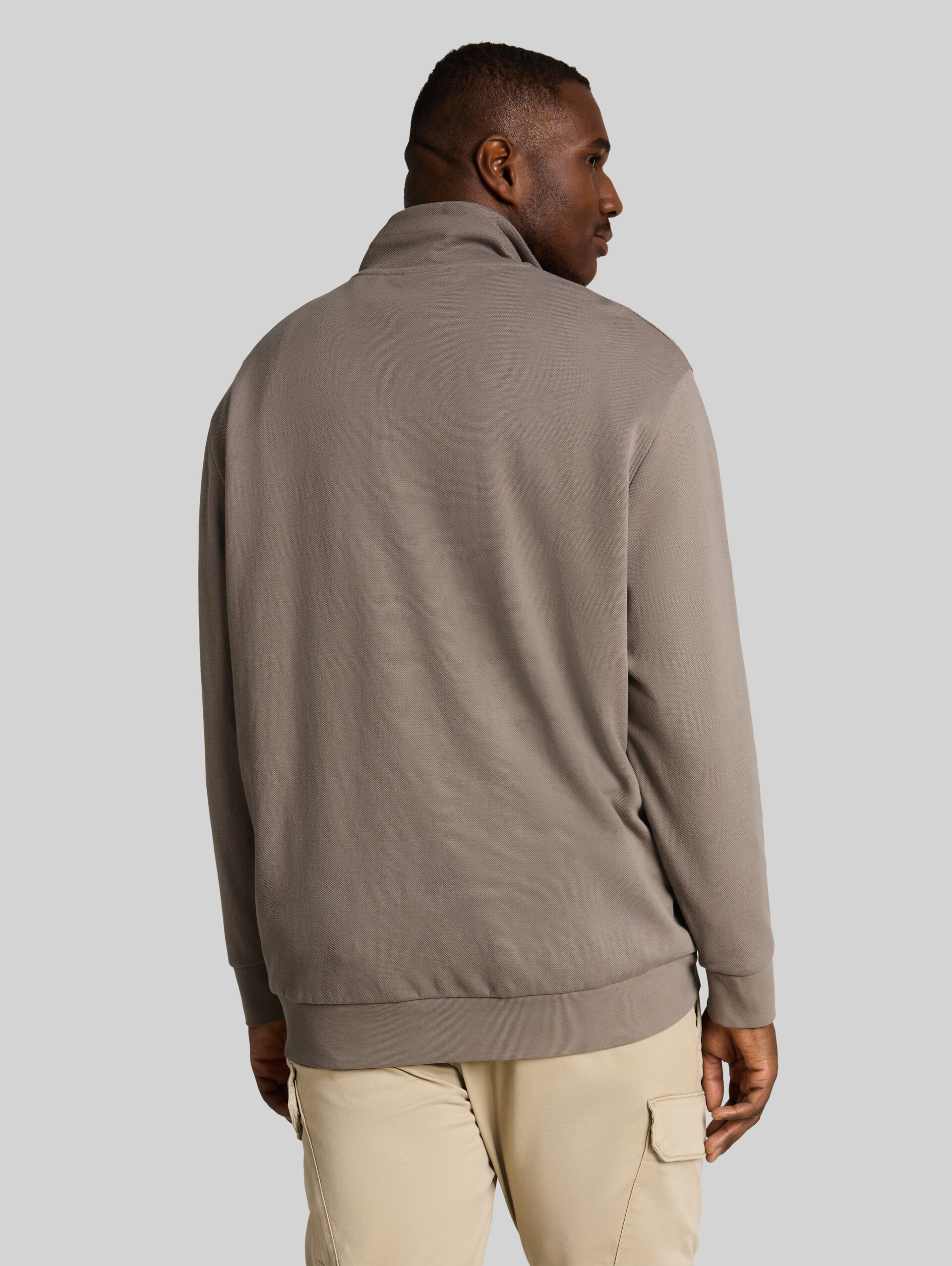 Plus Size - Troyer Sweatshirt - Driftwood Taupe - Auschnitt Model-Rückansicht
