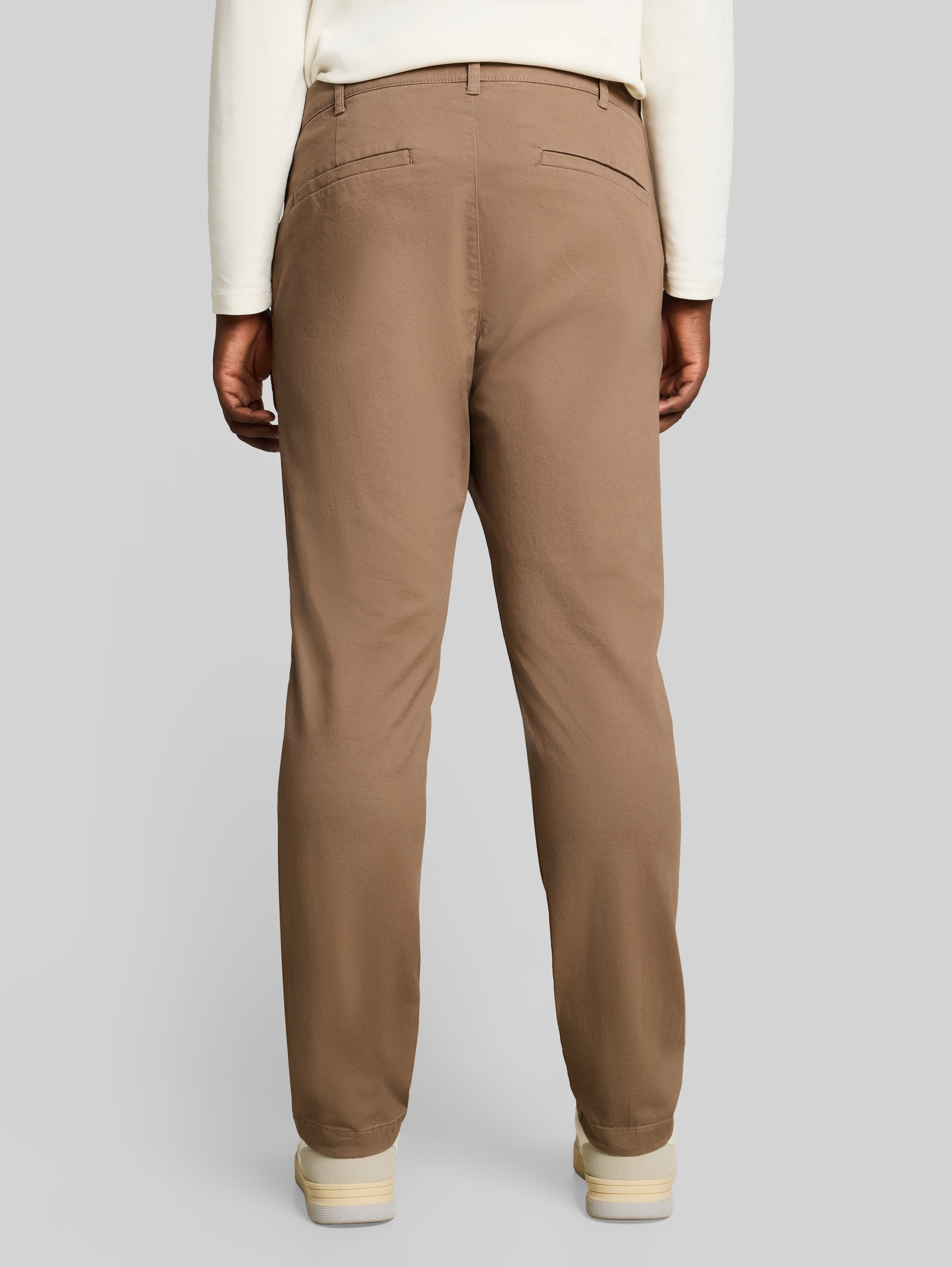 Plus Size - chino met normale pasvorm - Caribou Beige - Neklijn model-achteraanzicht
