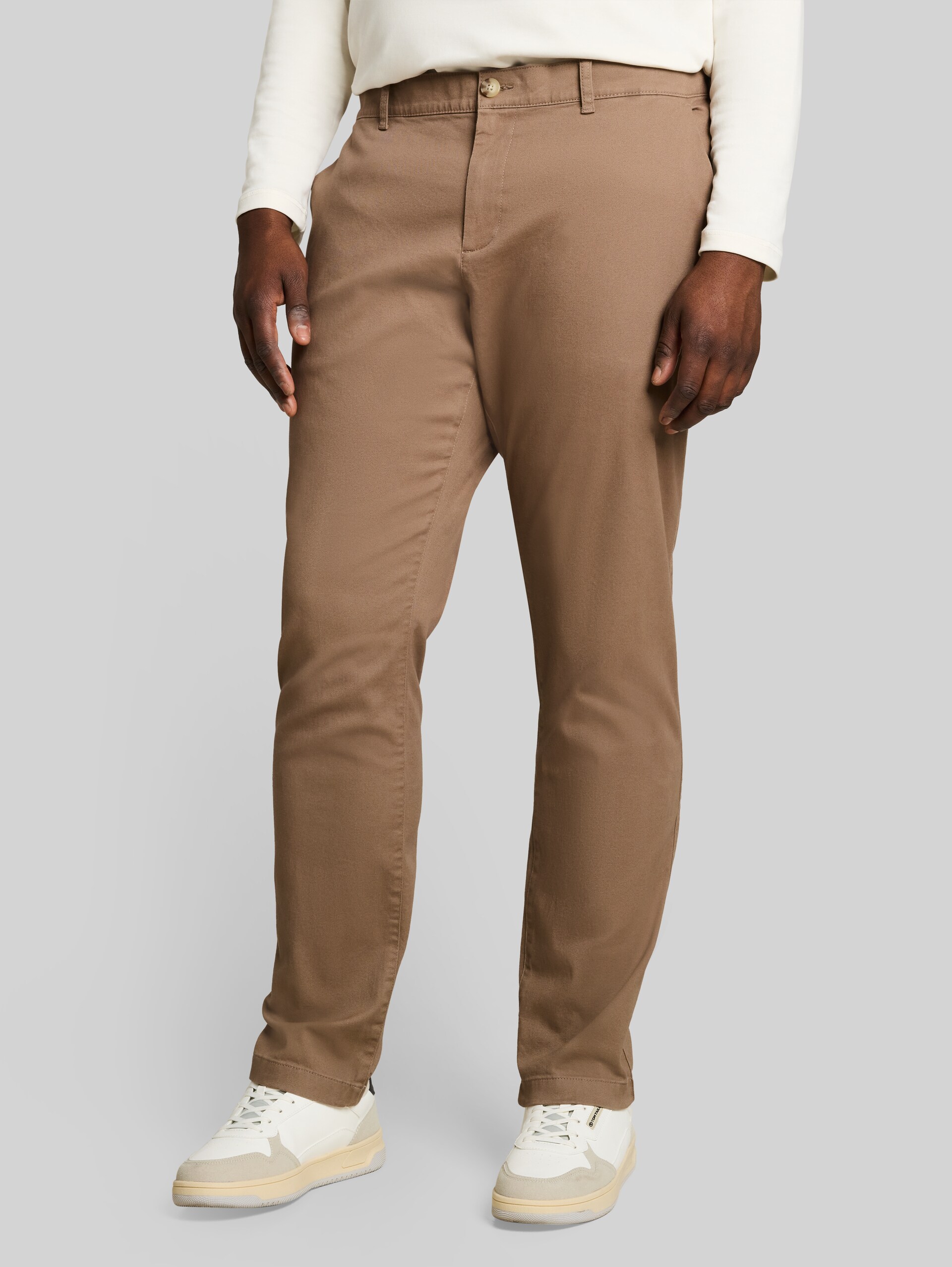 Plus Size - chino met normale pasvorm - Caribou Beige - Nek model vooraanzicht