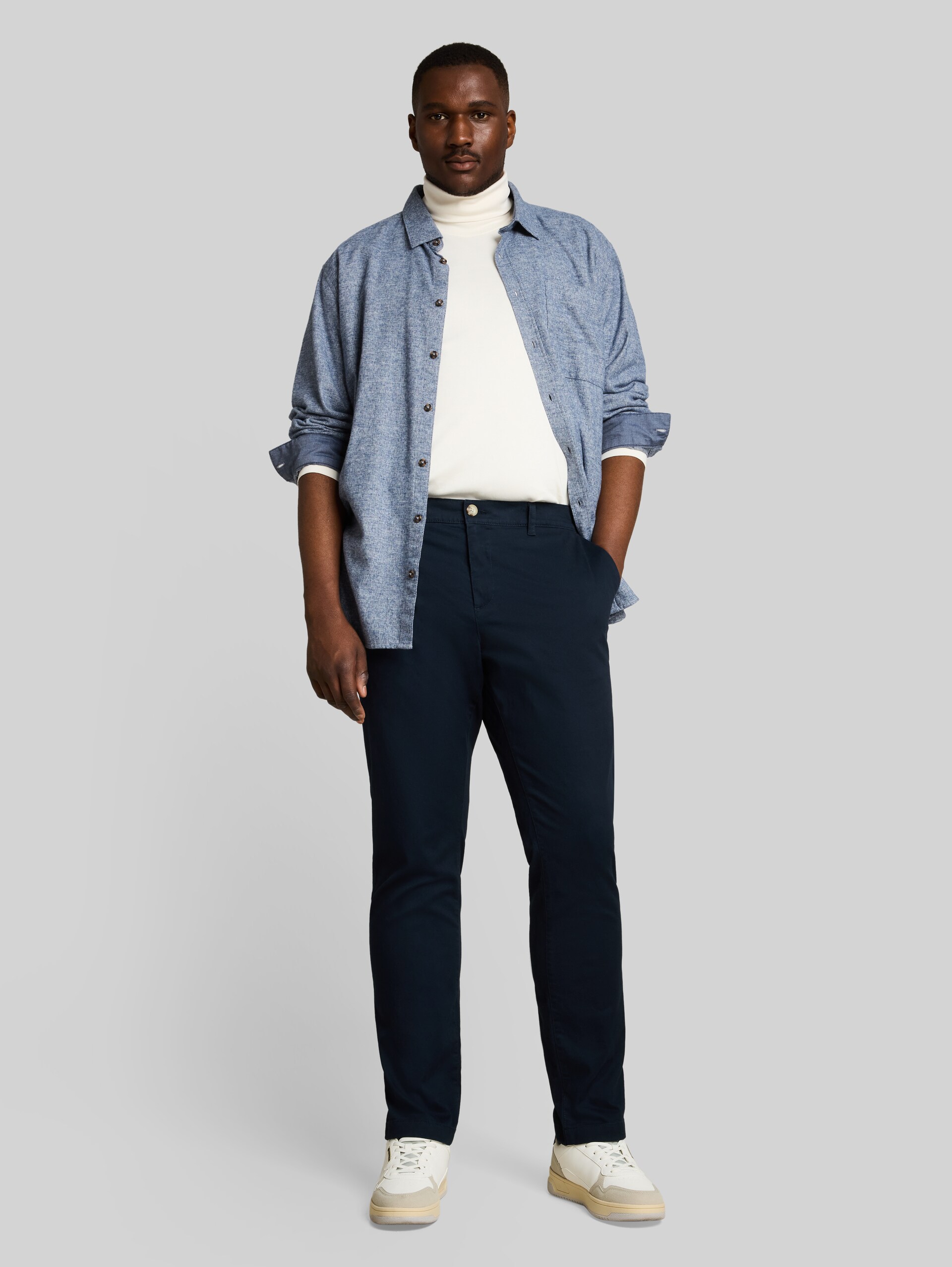 Plus Size - chino met normale pasvorm - sky captain blue - Model vooraanzicht