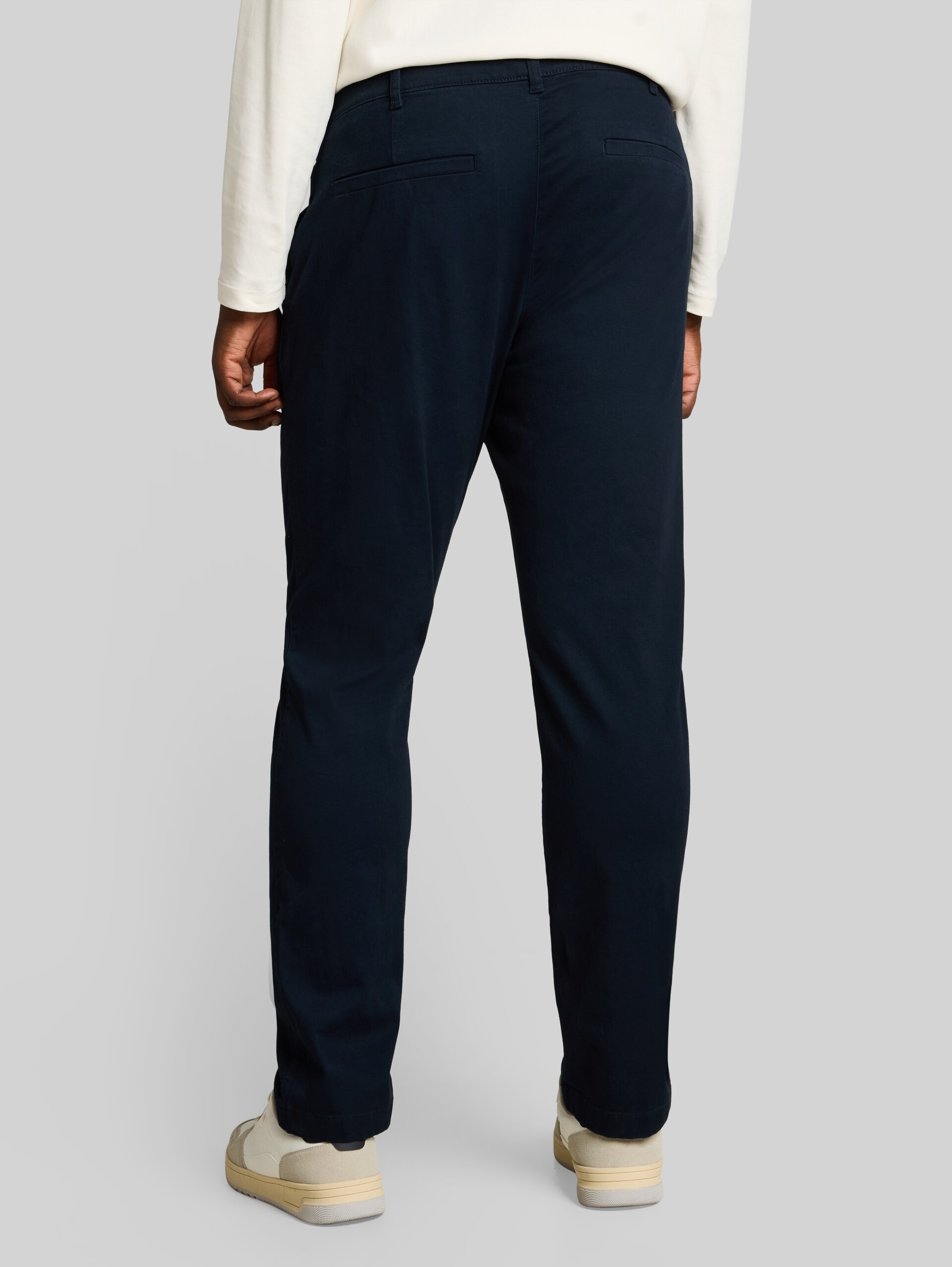 Plus Size - chino met normale pasvorm - sky captain blue - Neklijn model-achteraanzicht